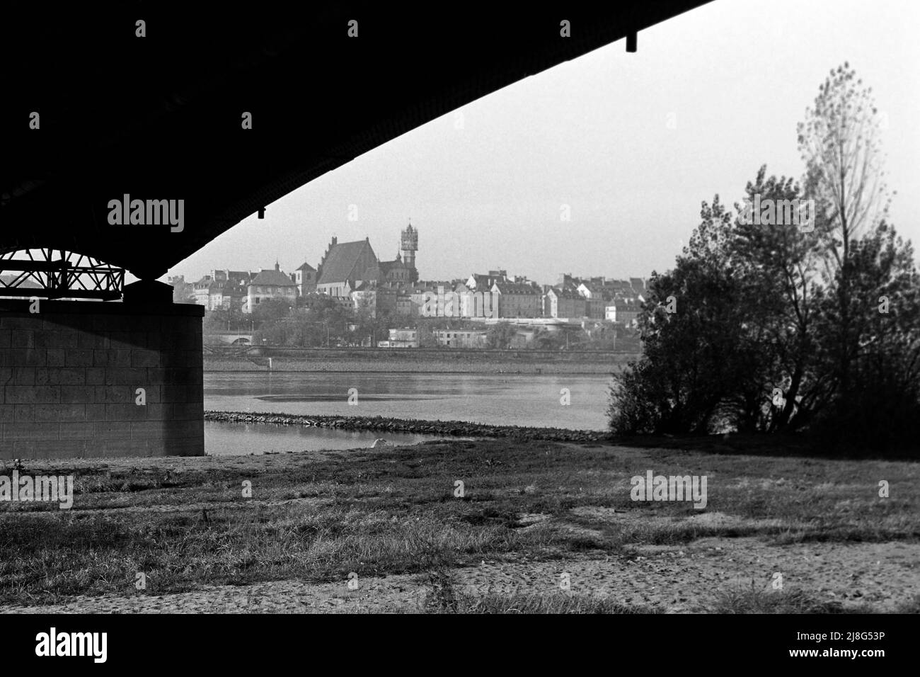 Blick auf die Warschauer Altstadt von der Ostbank, Bezirk Praga, aus, Woiwodschaft Masowien, 1967. Vista della città vecchia di Varsavia vista dalla riva orientale, Praga Borough, Vovoideship Masowia, 1967. Foto Stock