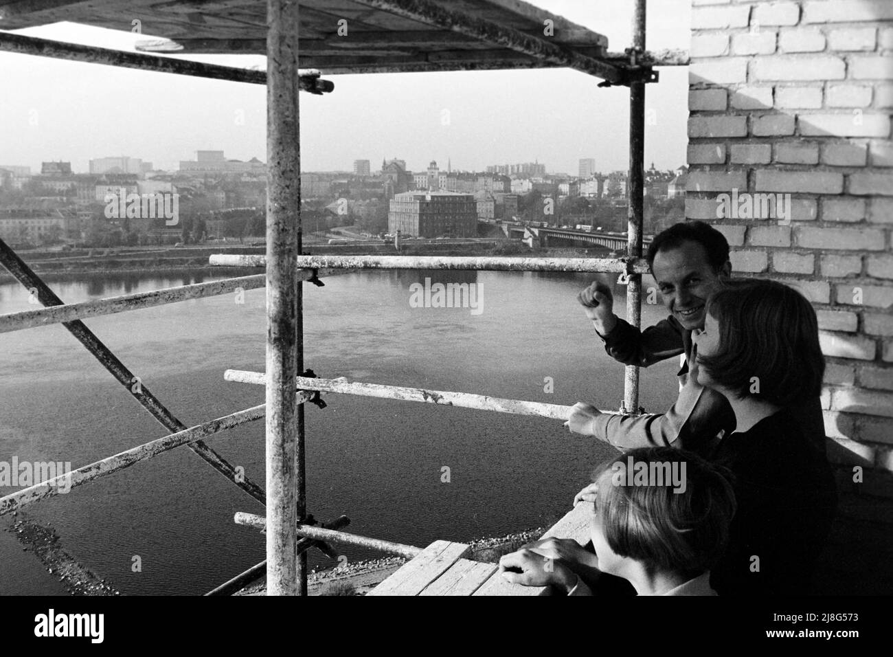 Blick auf die Warschauer Altstadt von der Ostbank, Bezirk Praga, aus, Woiwodschaft Masowien, 1967. Vista della città vecchia di Varsavia vista dalla riva orientale, Praga Borough, Vovoideship Masowia, 1967. Foto Stock