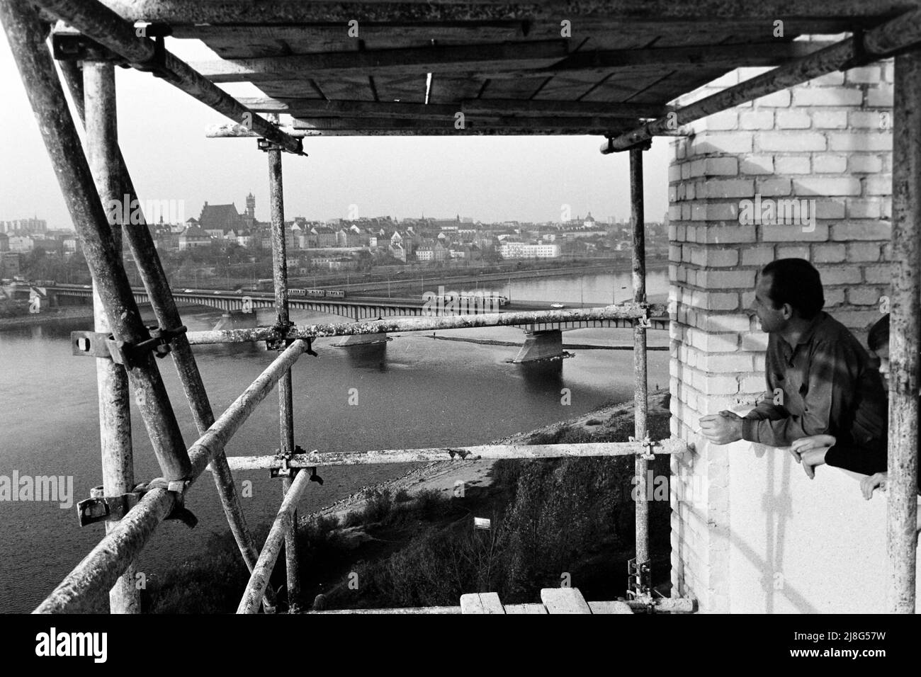 Blick auf die Warschauer Altstadt von der Ostbank, Bezirk Praga, aus, Woiwodschaft Masowien, 1967. Vista della città vecchia di Varsavia vista dalla riva orientale, Praga Borough, Vovoideship Masowia, 1967. Foto Stock