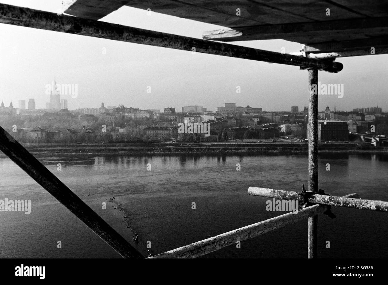 Blick auf die Warschauer Altstadt von der Ostbank, Bezirk Praga, aus, Woiwodschaft Masowien, 1967. Vista della città vecchia di Varsavia vista dalla riva orientale, Praga Borough, Vovoideship Masowia, 1967. Foto Stock