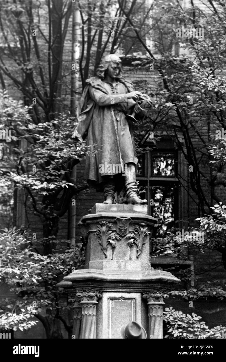 Denkmal für Nikolaus Kopernikus am Kollegium Novum in der Altstadt von Krakau, Woiwodschaft Kleinpolen, 1967. Nicolaus Copernicus Monument at Collegium Novum in Kraków Old Town, Lesser Polonia Vovoideship, 1967. Foto Stock