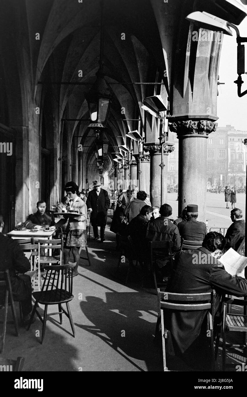 Krakauer Tuchhallen auf dem Hauptmarkt, Woiwodschaft Kleinpolen, 1967. Mangiare al Kraków Cloth Hall su Rynek Glowny, Lesser Polonia Vovoideship, 1967. Foto Stock