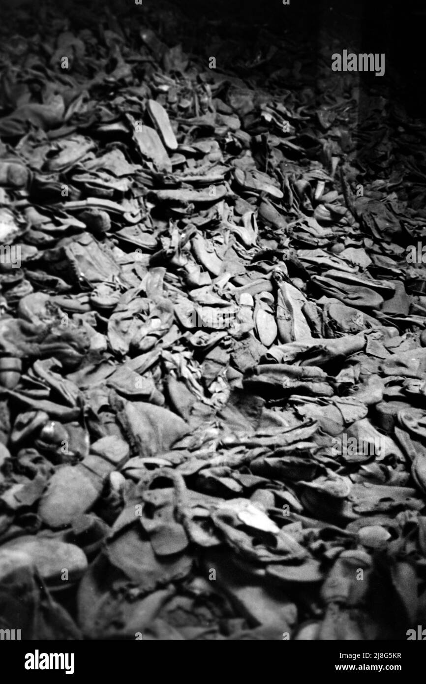 Schuhe von Ermordeten Menschen im Konzentrationslager Auschwitz bei Oswiecim, Woiwodschaft Kleinpolen, 1967. Scarpe di persone assassinate al campo di concentramento di Auschwitz vicino Oswiecim, Lesser Polonia Vovoideship, 1967. Foto Stock