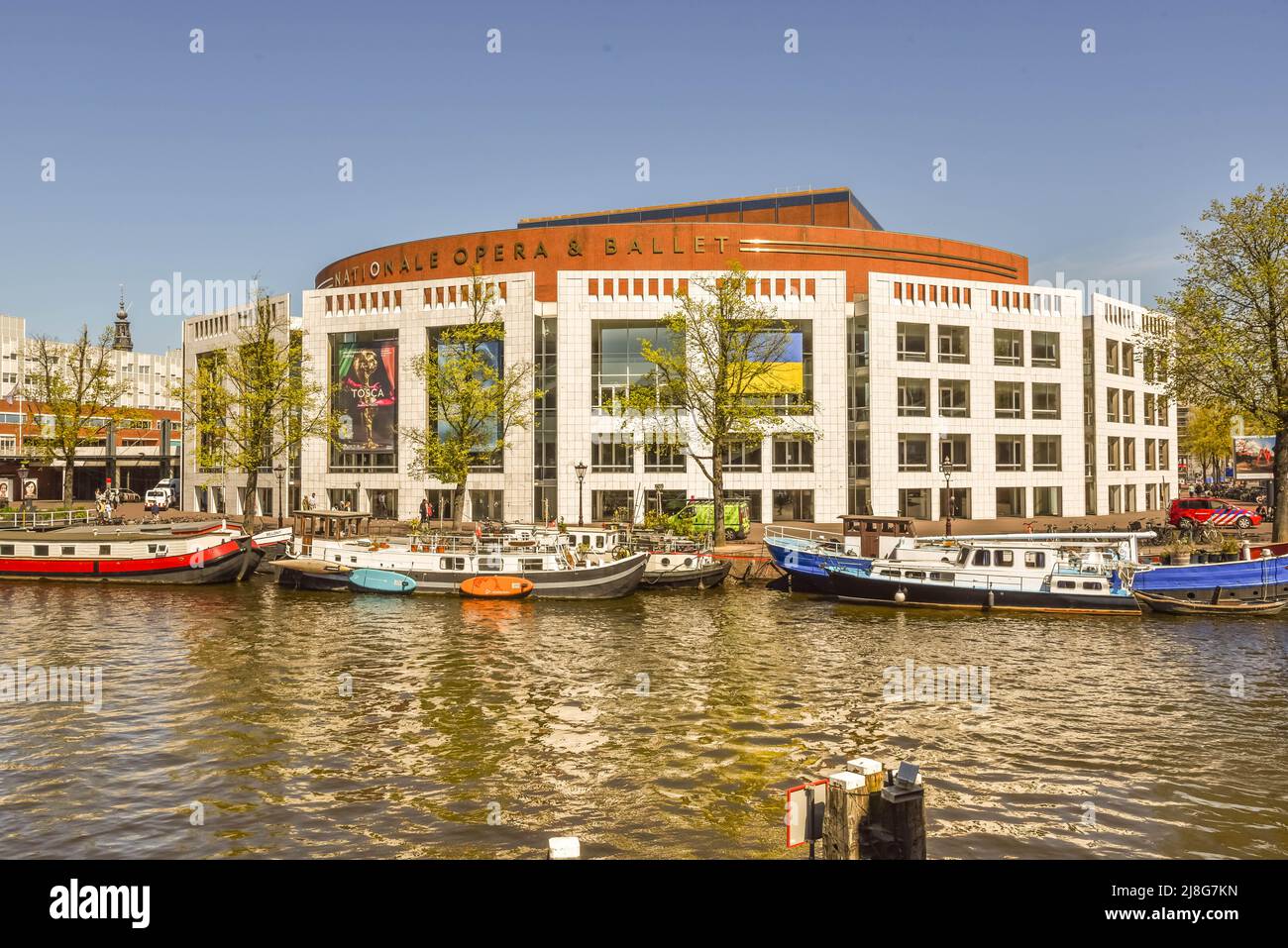 Amsterdam, Paesi Bassi, maggio 2022. Il balletto nazionale e il teatro dell'opera e il ponte blu di Amsterdam. Foto di alta qualità Foto Stock