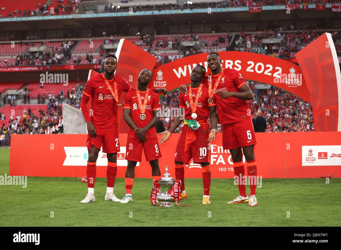 Londra, Regno Unito. 14th maggio 2022. Divock origi (L) Naby Keita (L) Sadio Mane (L) Ibrahima Konate (L) festeggia la vittoria della fa Cup alla finale della fa Cup Emirates con Chelsea contro Liverpool al Wembley Stadium, Londra, Regno Unito, il 14 maggio 2022 Credit: Paul Marriott/Alamy Live News Foto Stock