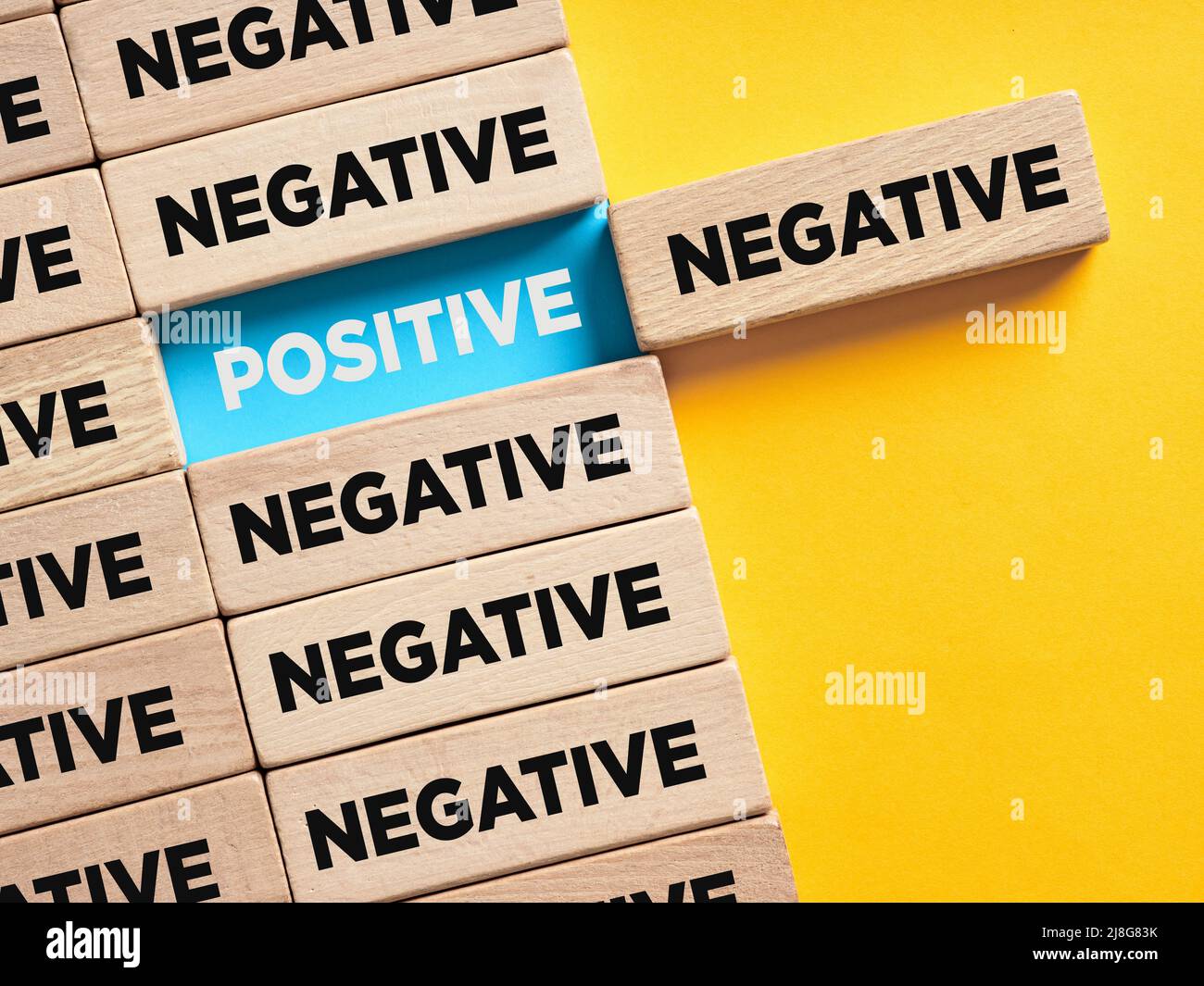 Il dilemma tra positivo e negativo. Scoprire la positività all'interno del concetto di feedback negativo o positivo e negativo dei clienti. Foto Stock