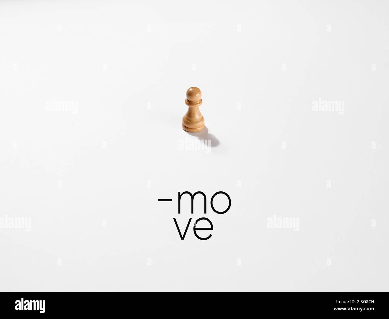 Pedina di scacchi con il messaggio spostare. Strategia d'azione, decisione, sfida e motivazione nella vita o concetto di carriera aziendale. Foto Stock