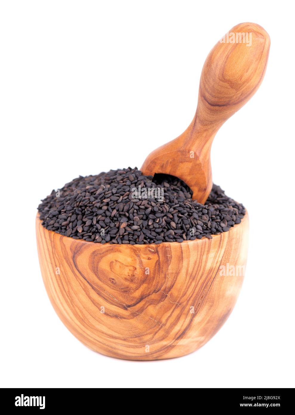 Semi di sesamo nero in ciotola e scoop di olive, isolati su sfondo bianco. Spezie organiche Foto Stock