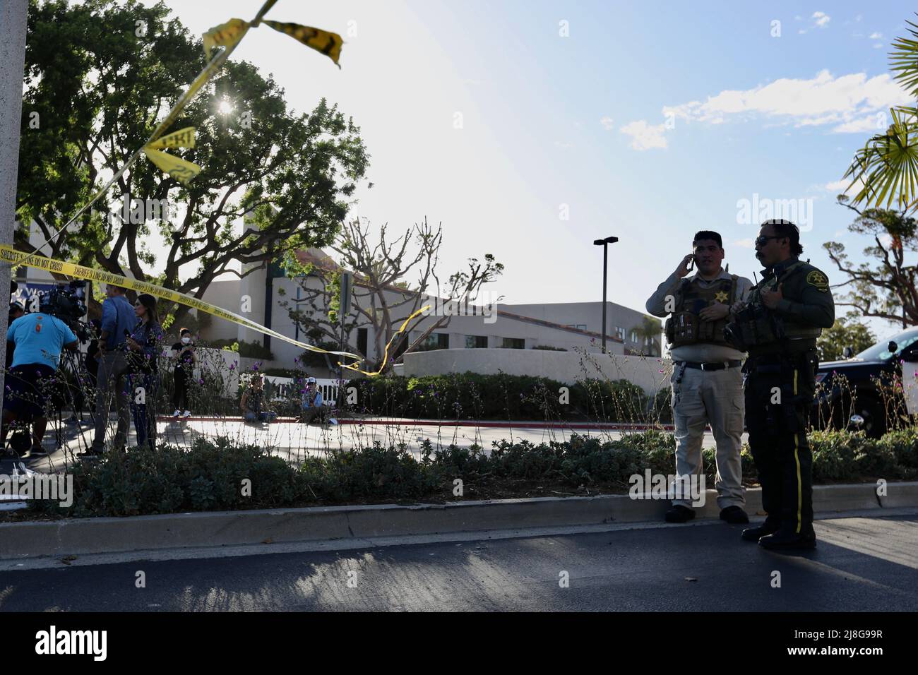 Aeroporto di Orange County. 16th maggio 2022. I deputati di Sheriff sono visti nel luogo di una sparatoria a Laguna Woods, Orange County, California, Stati Uniti, maggio 15, 2022. Una persona è stata uccisa e cinque altri sono stati feriti in un tiro la domenica in una chiesa nello stato occidentale degli Stati Uniti della California. Credit: Xinhua/Alamy Live News Foto Stock