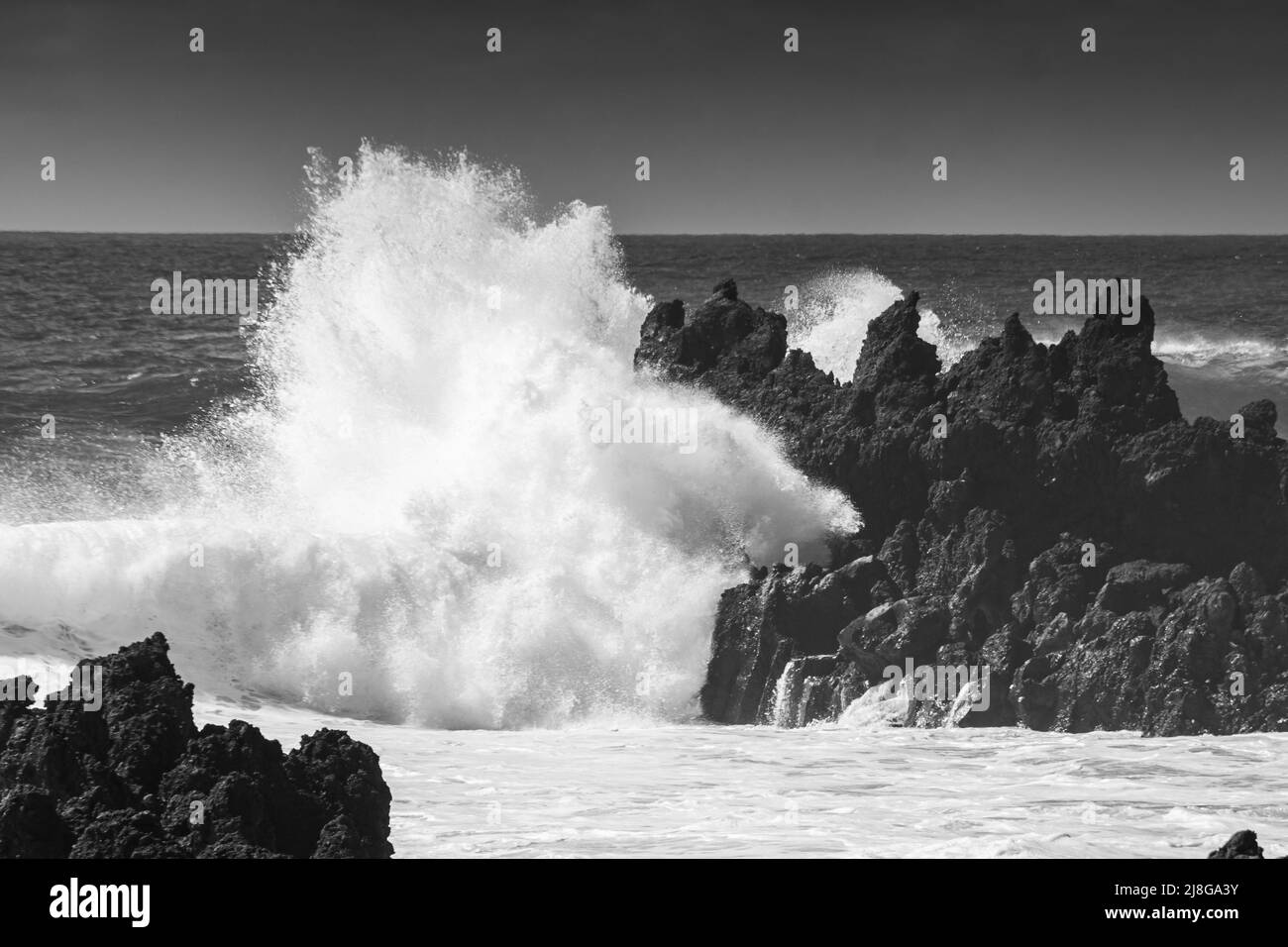 Onde potenti contro le cataste di mare dell'isola di Lanzarote, Oceano Atlantico, Isole Canarie, Spagna Foto Stock