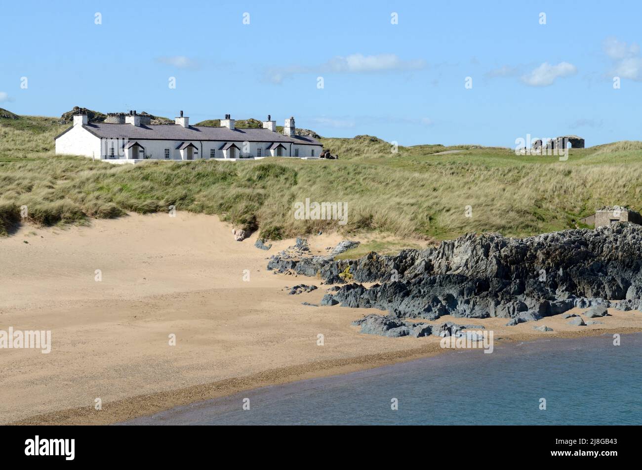 Fila di vecchi custodi piloti cottage su Ynys Llanddwyn islans Anglesey Ynys Mon Galles Cymru UK Foto Stock