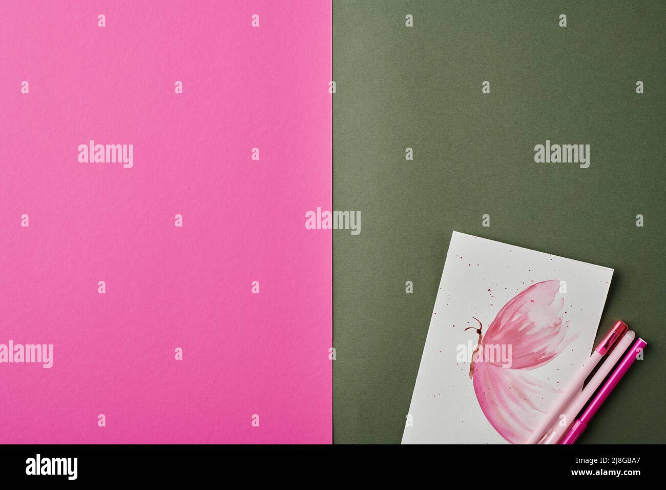 Flatlay di poster rosa, carta con disegno acquerello di farfalla e gruppo di evidenziatore e penne su sfondo grigio Foto Stock