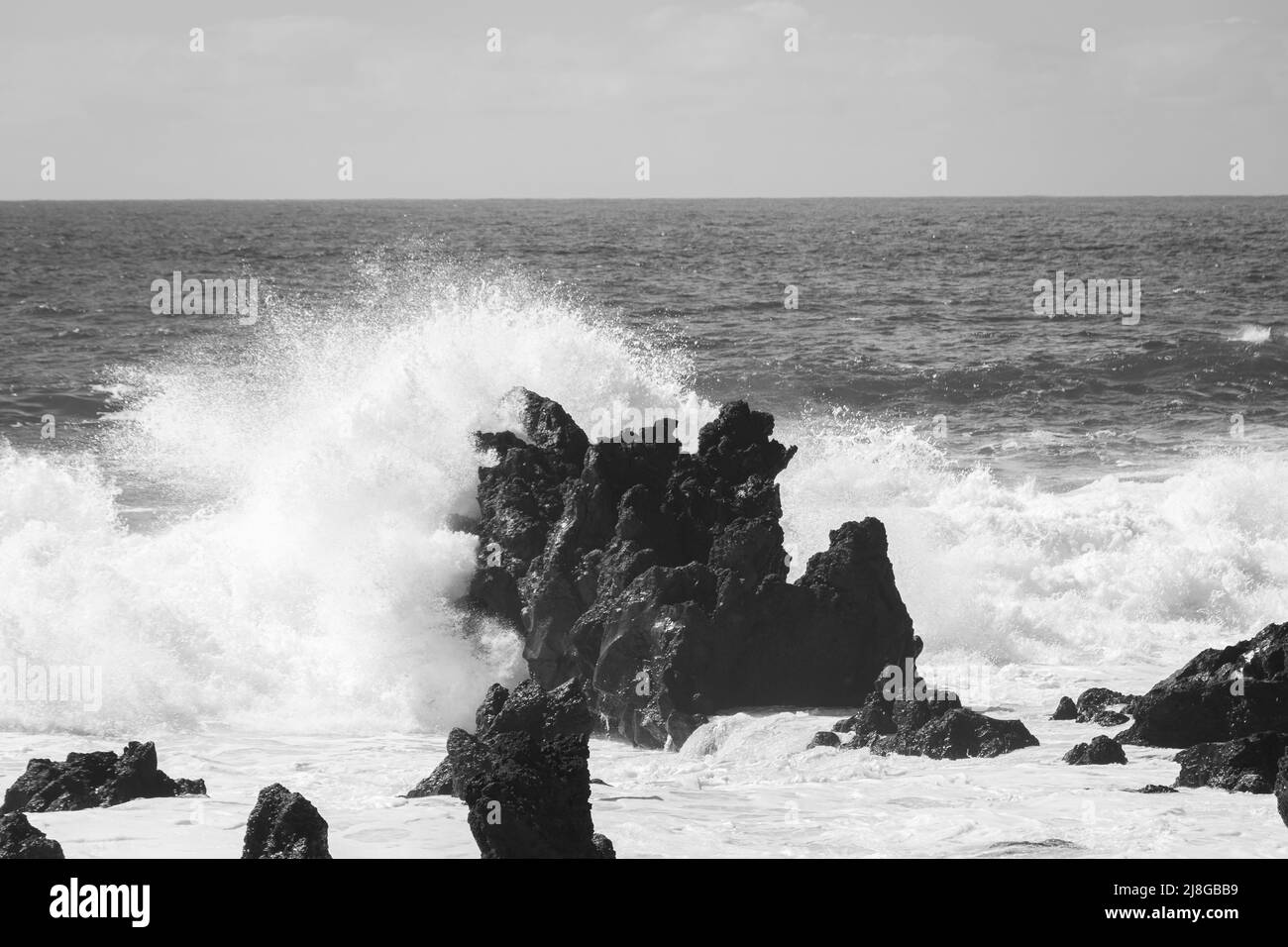 Onde potenti contro le cataste di mare dell'isola di Lanzarote, Oceano Atlantico, Isole Canarie, Spagna Foto Stock