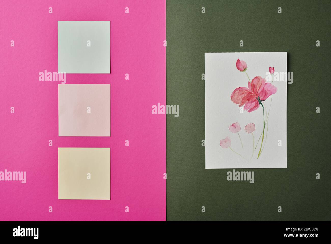 Layout di poster rosa con tre notepaper vuoti per le note e acquerello disegno di fiore su sfondo grigio Foto Stock