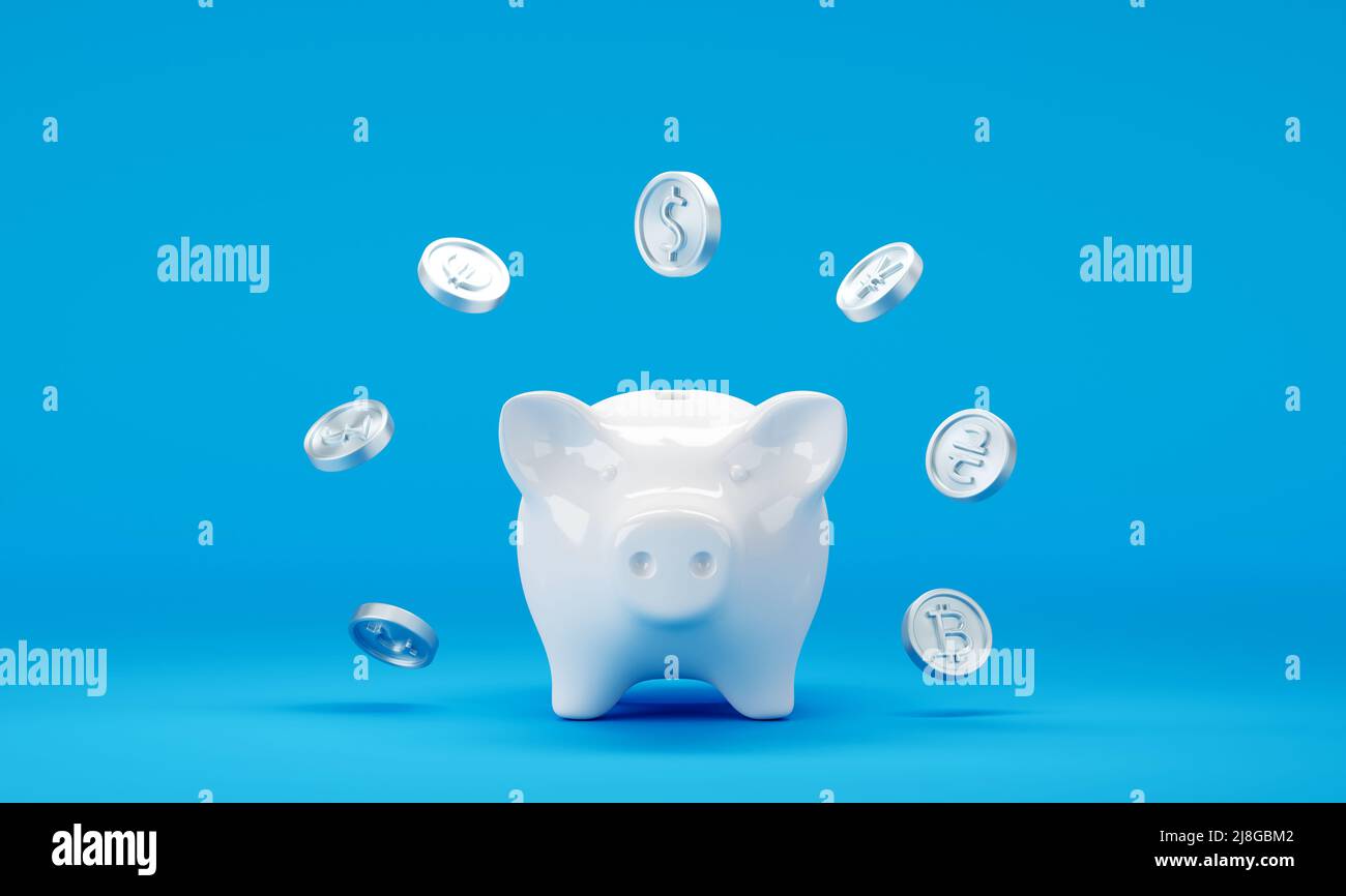 Piggy banca con monete in dollari in caduta su sfondo blu Foto Stock