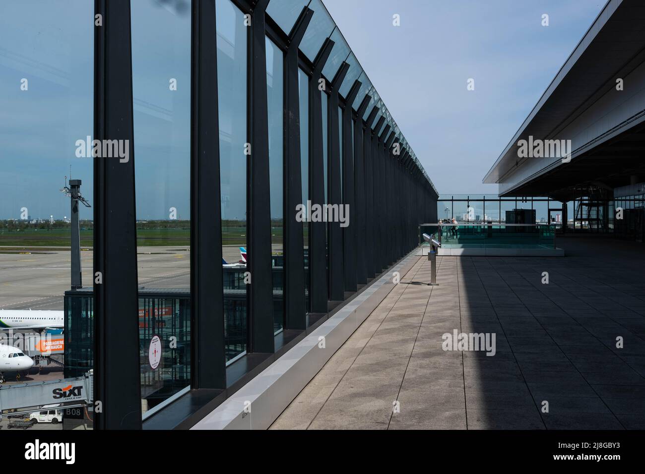 Berlino, Germania - maggio 2022: Ponte di osservazione (Besucherterrasse) presso l'aeroporto BER, Berlino Brandeburgo Foto Stock