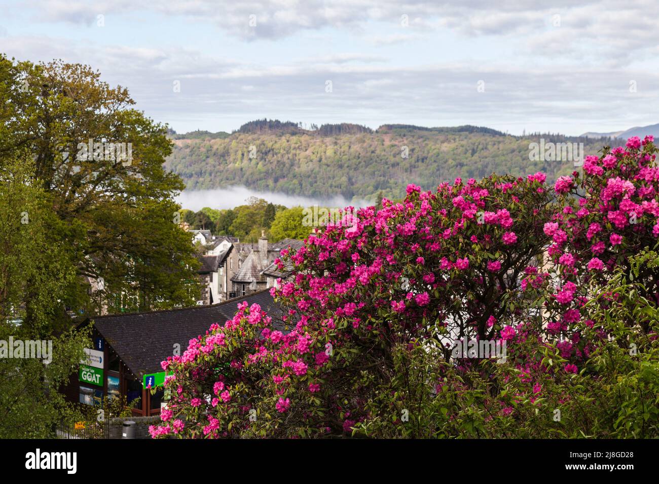 Una vista elevata dal parcheggio del Windermere Hotel di Windermere nel Lake District, Inghilterra, UK.Low nuvole Foto Stock