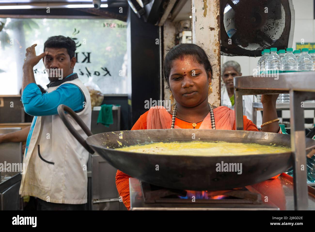 Pondicherry, India - 6th maggio 2022: Preparazione di un latte Badam al KBS Kofi Bar in Law de Lauriston Street. Popolare bevanda indiana fatta con latte e mandorle Foto Stock