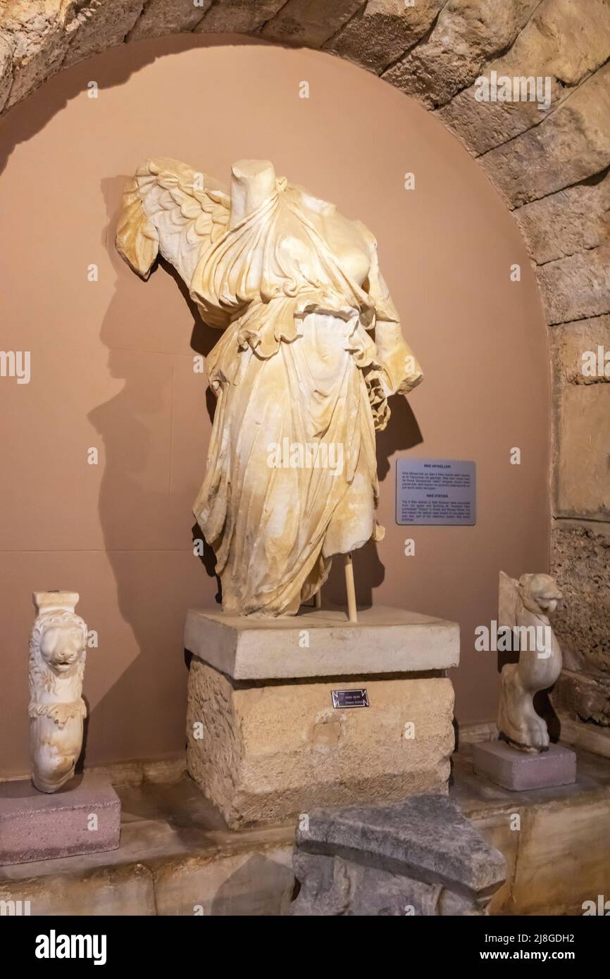 Statua alata della dea greca Nike (epoca romana) nel Museo Archeologico laterale, Turchia. Foto Stock