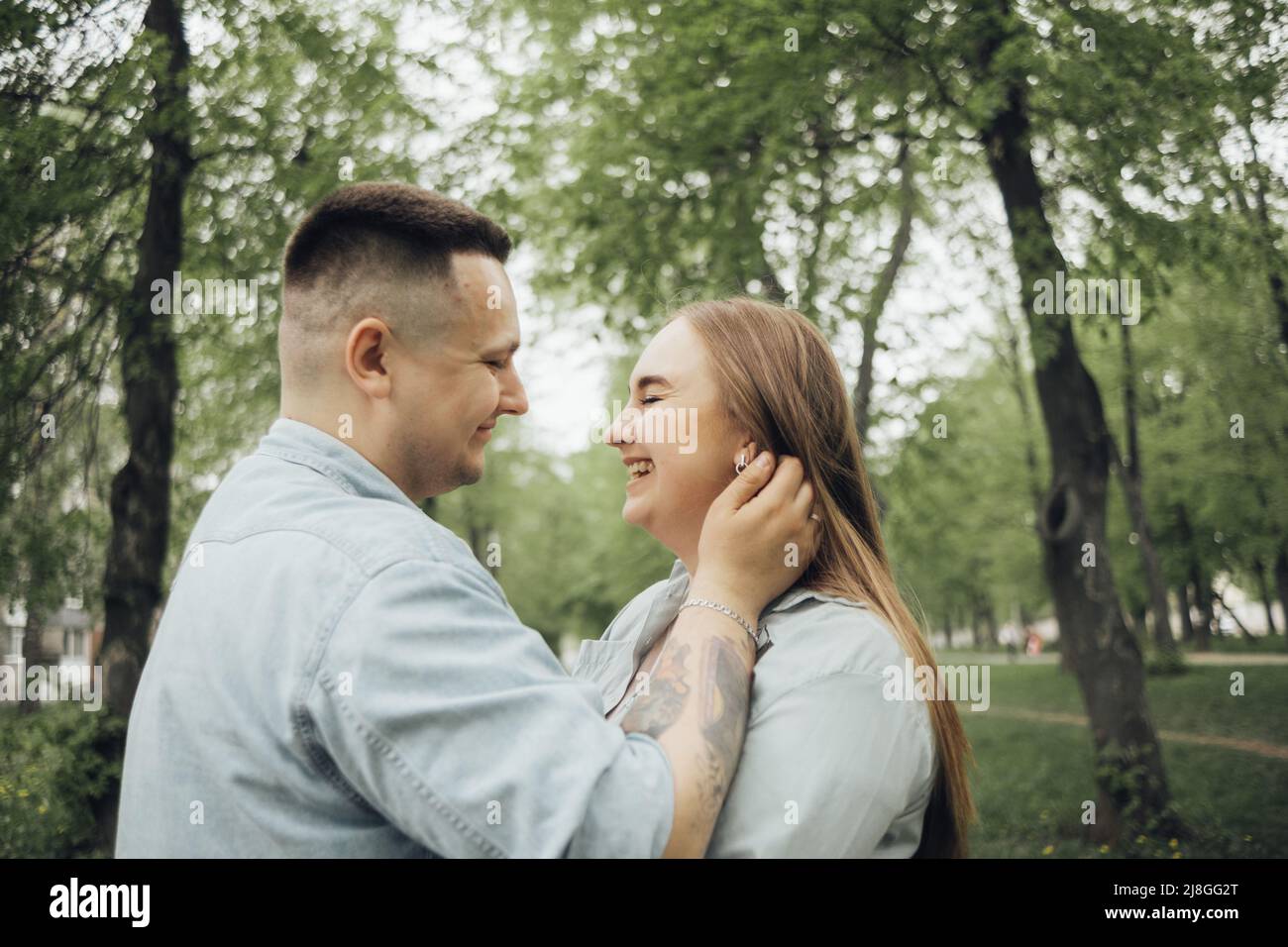 una coppia che ama camminare nel parco ucraino e nella città Foto Stock