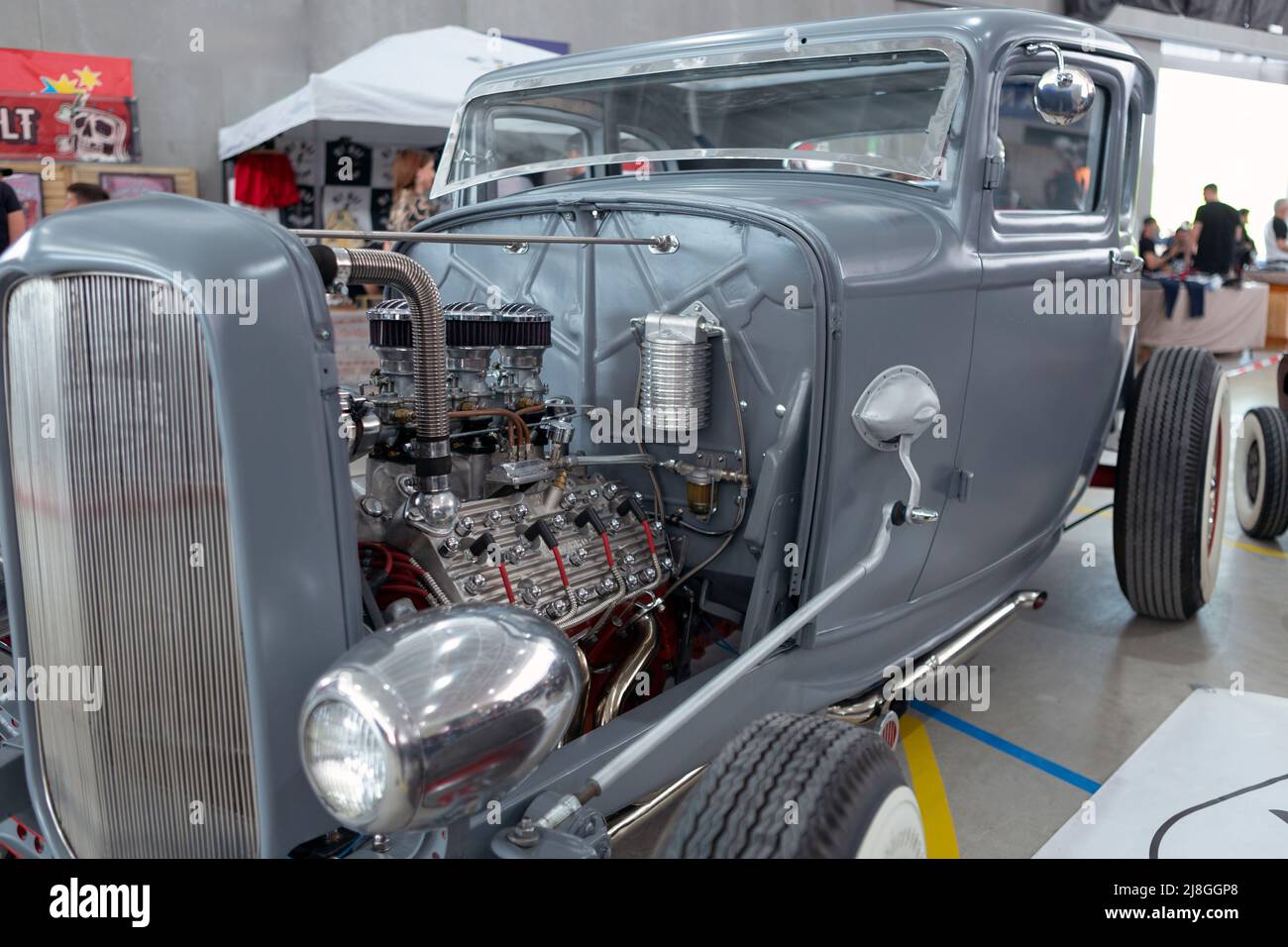 04-16-22 la Nucia, Alicante, Spagna. Mostra di un veicolo degli anni '30 con il motore in vista. Foto Stock