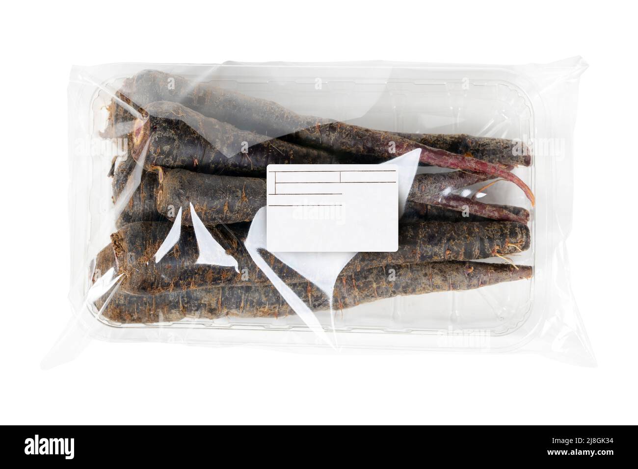 Carote viola etichettate e confezionate su sfondo bianco isolato Foto Stock