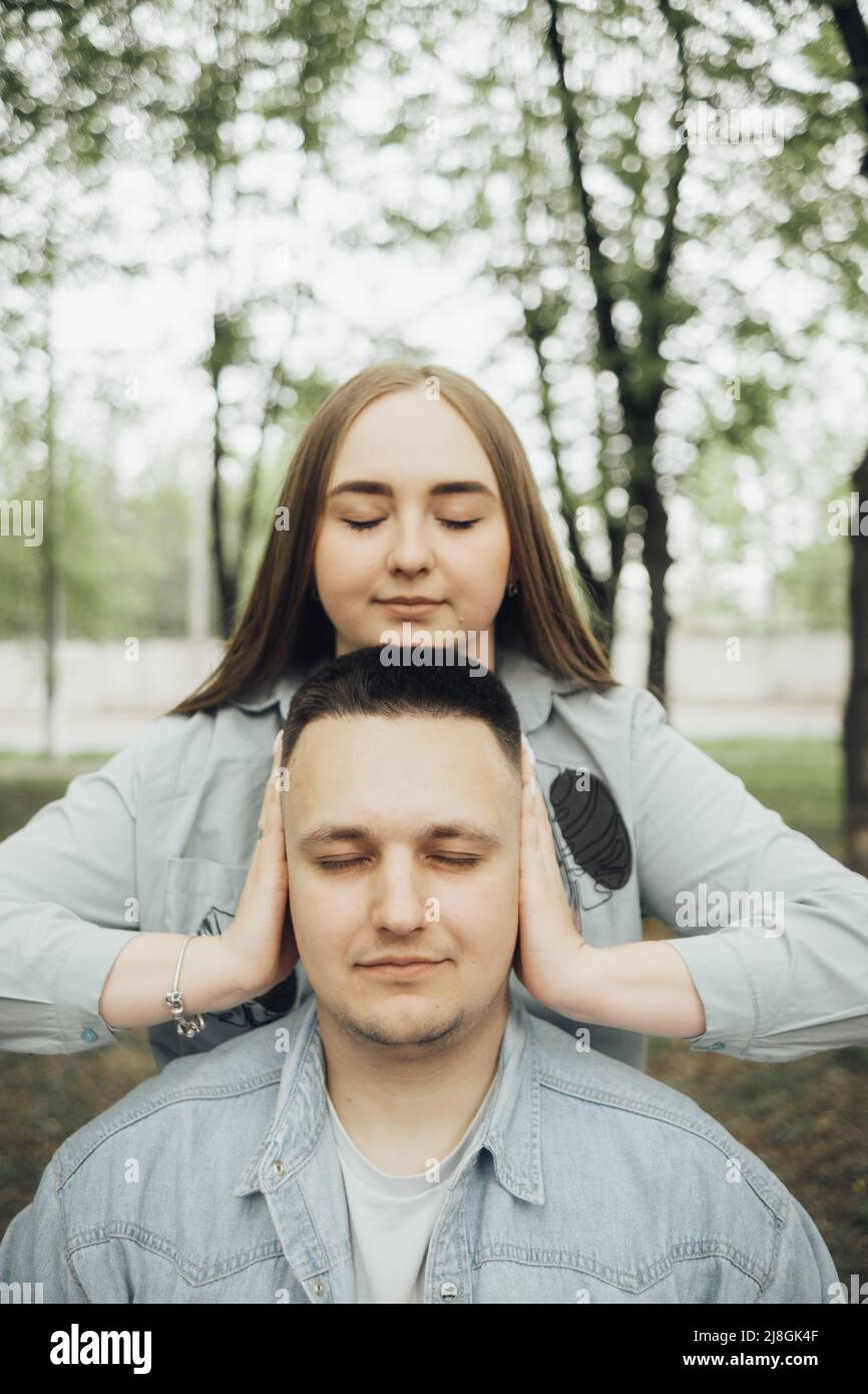 una coppia che ama camminare nel parco ucraino e nella città Foto Stock