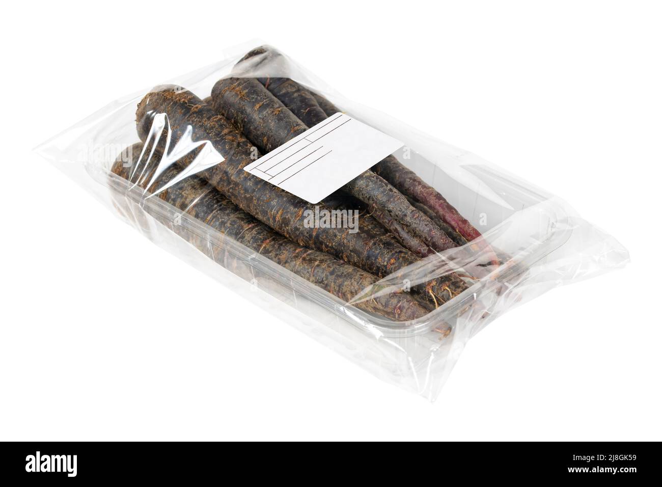 Carote viola etichettate e confezionate su sfondo bianco isolato Foto Stock