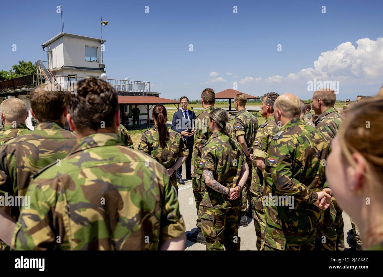 Base aerea Graf Ignatievo, Bulgaria. 16th maggio 2022. 2022-05-16 11:42:17 GRAF IGNATIEVO - il primo Ministro Mark Rutte parla con i militari alla base aerea di Graf Ignatievo. Rutte si reca in Bulgaria per un incontro con i soldati olandesi che vi partecipano. Rutte parla anche con il primo ministro bulgaro Kiril Petkov, dove la guerra in Ucraina è in cima all'ordine del giorno nella conversazione tra i due primi ministri. ANP ROBIN VAN LONKHUIJSEN netherlands OUT - belgium OUT Credit: ANP/Alamy Live News Foto Stock