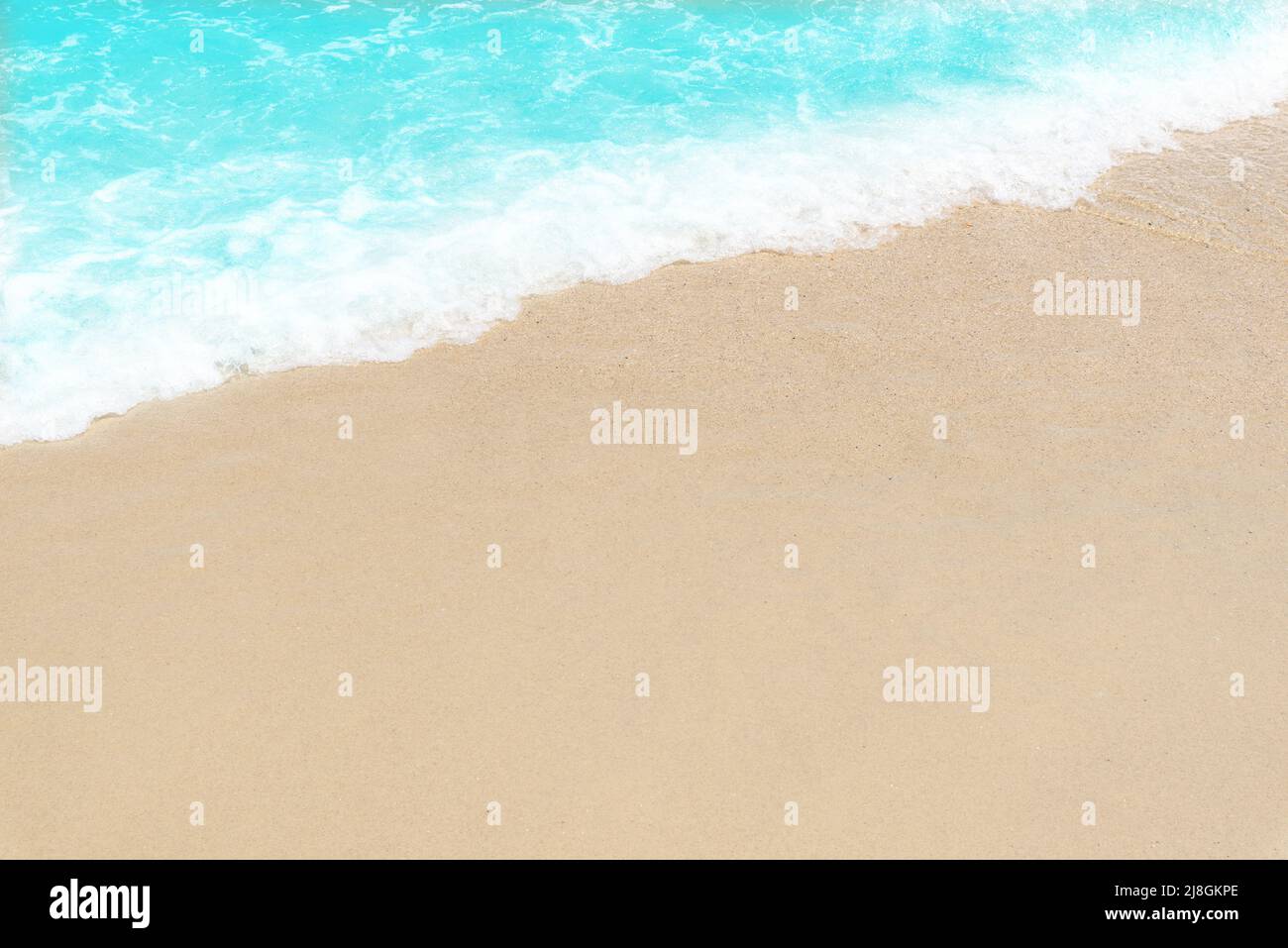 Sfondo spiaggia vuoto. Sabbia e mare blu con spazio copia Foto Stock
