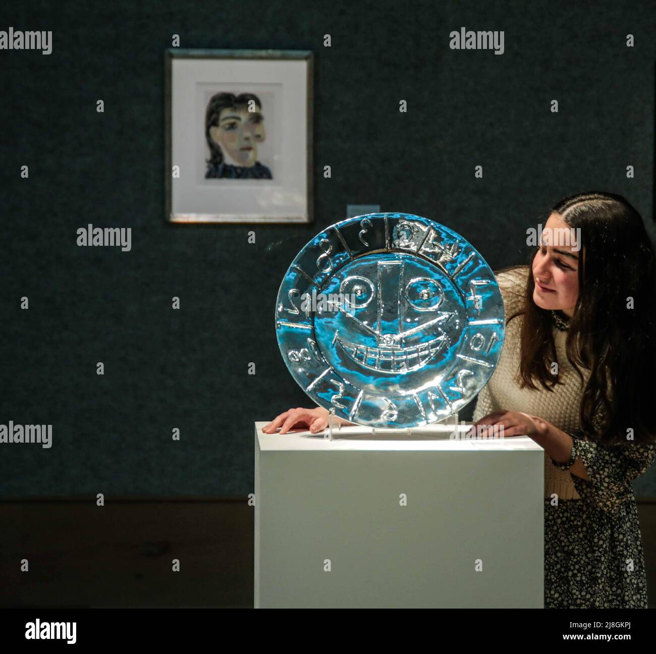 Londra UK Lunedì 16 Maggio 2022 Front, Leading the sale Visage en forme d'Horloge, Est £30.000- 50.000 Back Tête de femme No 2. Portrait de Dora Maar, 1939 questo lavoro è dall'edizione del 104, stampato da Lacourière, pubblicato da Ambroise Vollard, Parigi, 1942,Est £25.000-35.000Picasso mania a Bonams, Londra Paul Quezada-Neiman/Alamy Live News Foto Stock