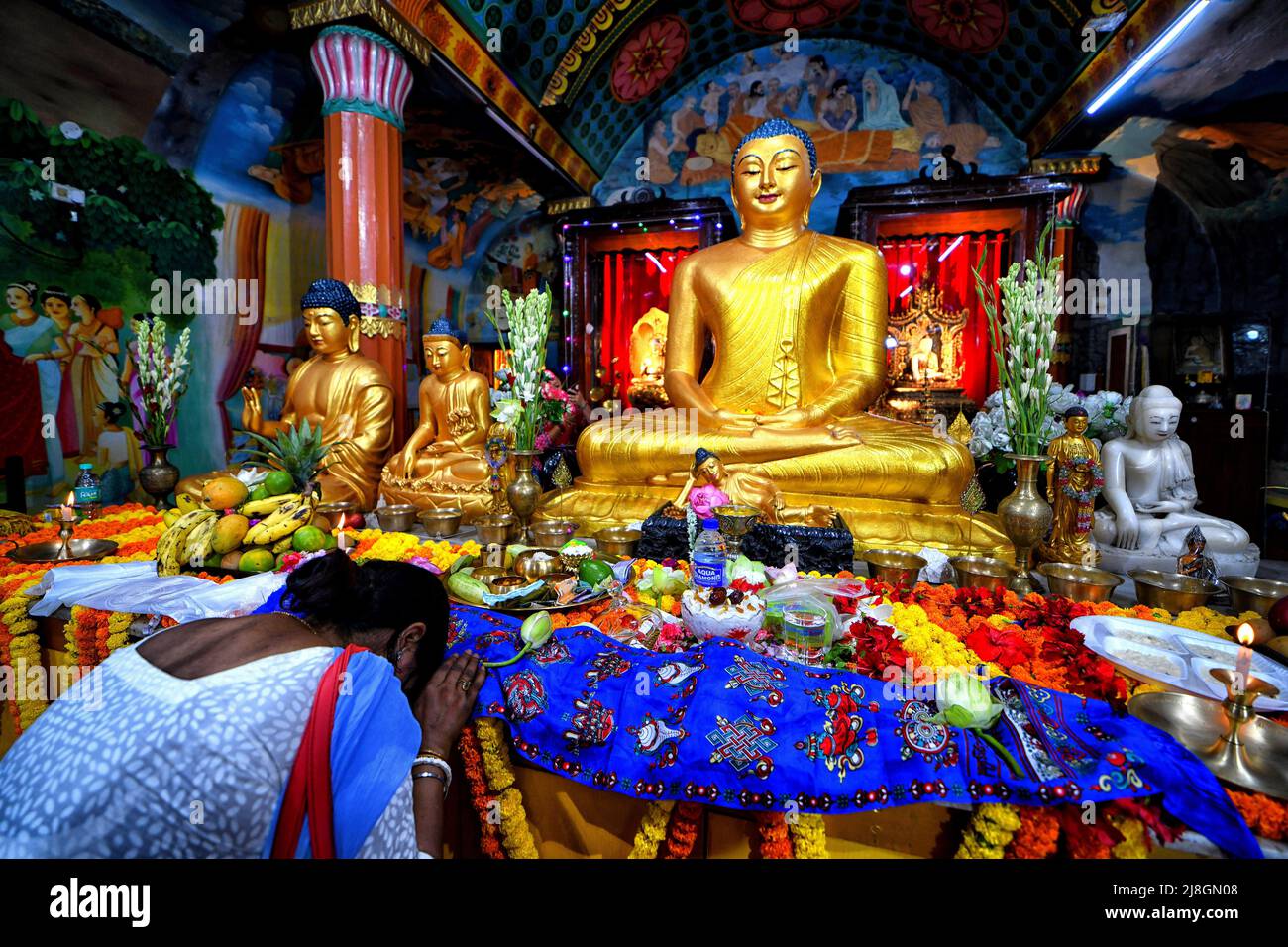 Kolkata, India. 16th maggio 2022. Il devoto buddista ha visto pregare di fronte a una statua del Signore Buddha durante le preghiere del Buddha Purnima. Il compleanno del Buddha è una vacanza tradizionalmente celebrata nell'Asia orientale per commemorare la nascita del principe Siddhartha Gautama o del Buddha di Gautama che è il fondatore del Buddismo. Credit: SOPA Images Limited/Alamy Live News Foto Stock