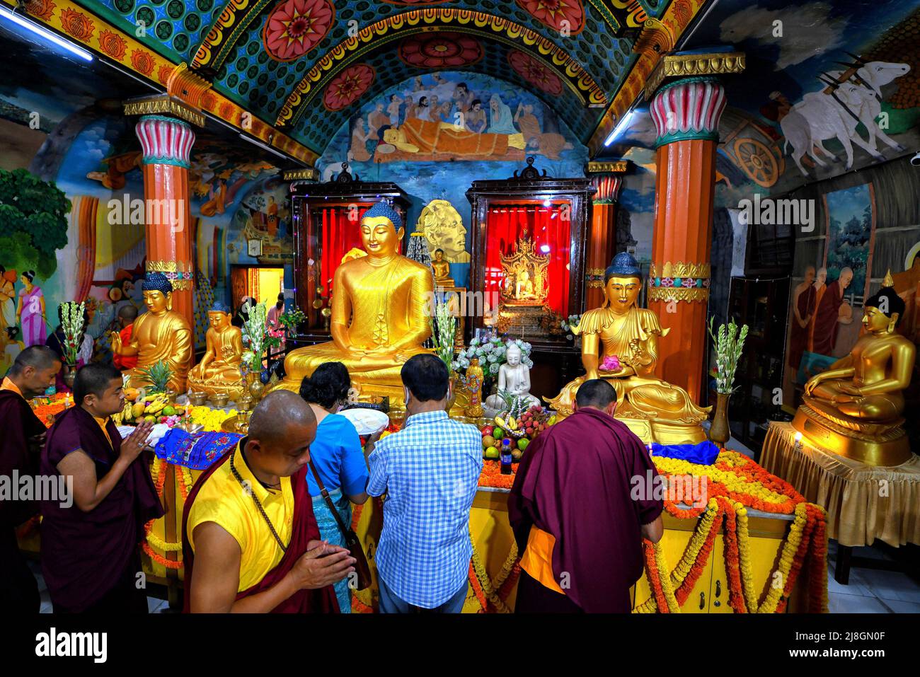 Kolkata, India. 16th maggio 2022. I devoti buddisti sono visti pregare di fronte a una statua del Signore Buddha durante le preghiere del Buddha Purnima. Il compleanno del Buddha è una vacanza tradizionalmente celebrata nell'Asia orientale per commemorare la nascita del principe Siddhartha Gautama o del Buddha di Gautama che è il fondatore del Buddismo. Credit: SOPA Images Limited/Alamy Live News Foto Stock