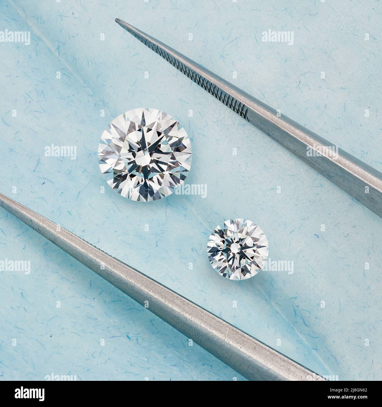 Diamanti tondi su sfondo blu pallido Foto Stock