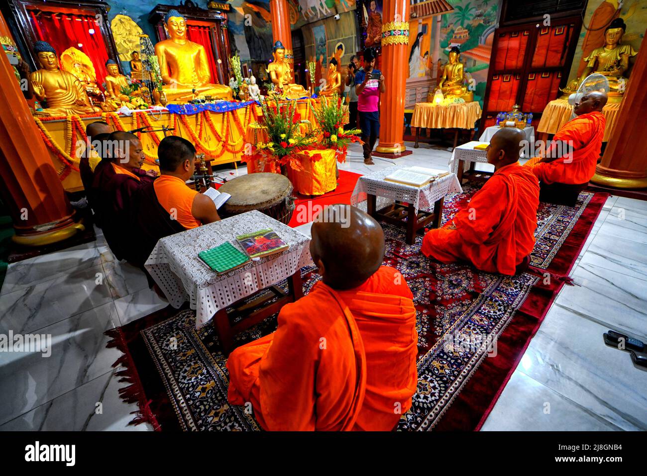 Kolkata, India. 16th maggio 2022. I monaci buddisti hanno visto pregare di fronte a una statua del Signore Buddha durante le preghiere del Buddha Purnima. Il compleanno del Buddha è una vacanza tradizionalmente celebrata nell'Asia orientale per commemorare la nascita del principe Siddhartha Gautama o del Buddha di Gautama che è il fondatore del Buddismo. (Foto di Avishek Das/SOPA Images/Sipa USA) Credit: Sipa USA/Alamy Live News Foto Stock