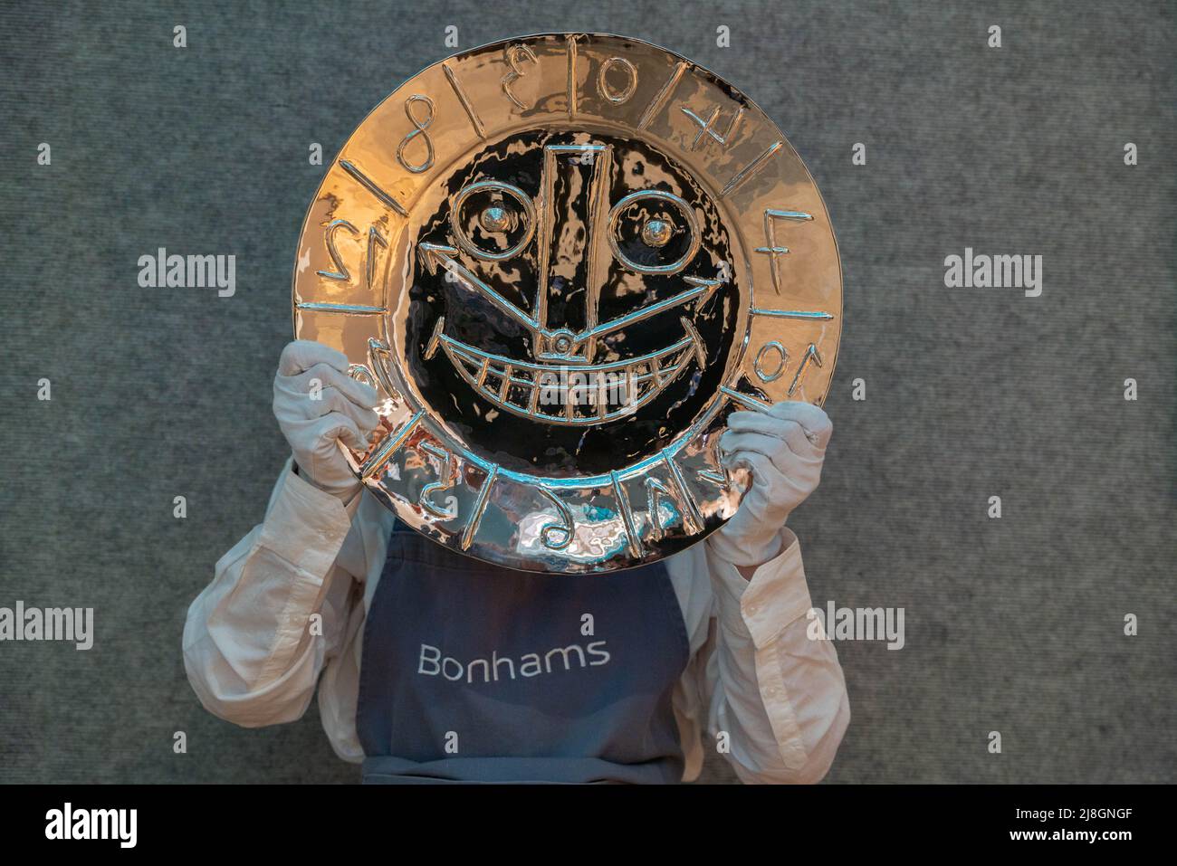 Londra UK, 16 maggio 2022. Pablo Picasso (1881-1973) Visage en forme d'Horloge, Estimate: ££30.000 - £50.000 background- L-R Tête d'homme, Estimate: £28.000 - £35.000,Tête de femme No 2. Portrait de Dora Maar, 1939 Estimate: £25.000 - £35.000. Bonhams asta visualizzazione di Picassomania. La vendita si svolge il 18 maggio presso Bonhams New Bond Street. Credit. amer Ghazzal/Alamy Live News Foto Stock