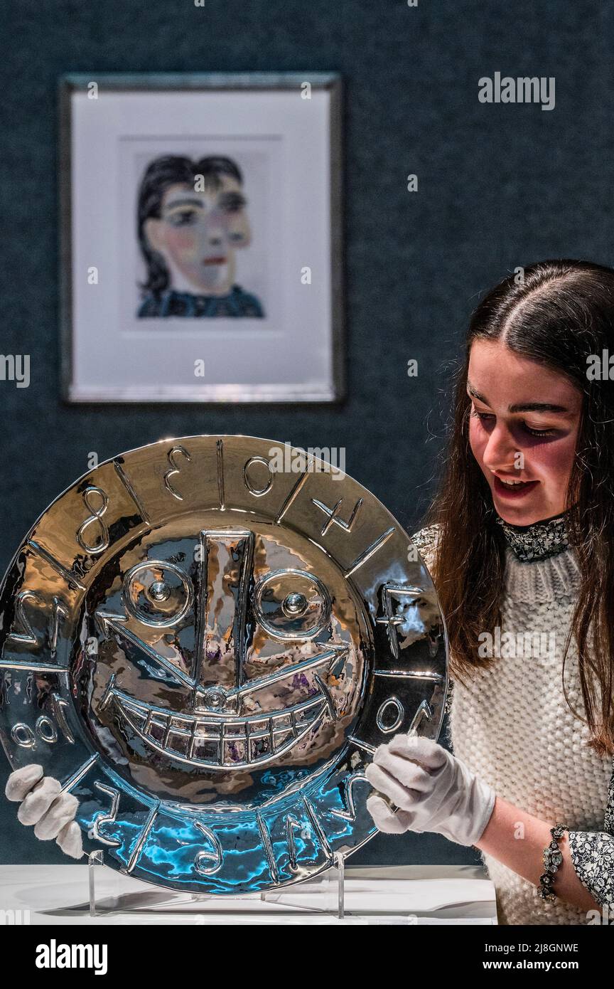 Londra, Regno Unito. 16th maggio 2022. Visage en forme d'Horloge, (stima £30.000 - 50.000) con Tête de femme n. 2. Portrait de Dora Maar, 1939 (stima: £25.000-35.000) sullo sfondo - un'anteprima della vendita Bonhams Picassomania a New Bond Street. La vendita si svolge il 18th maggio 2022. Credit: Guy Bell/Alamy Live News Foto Stock