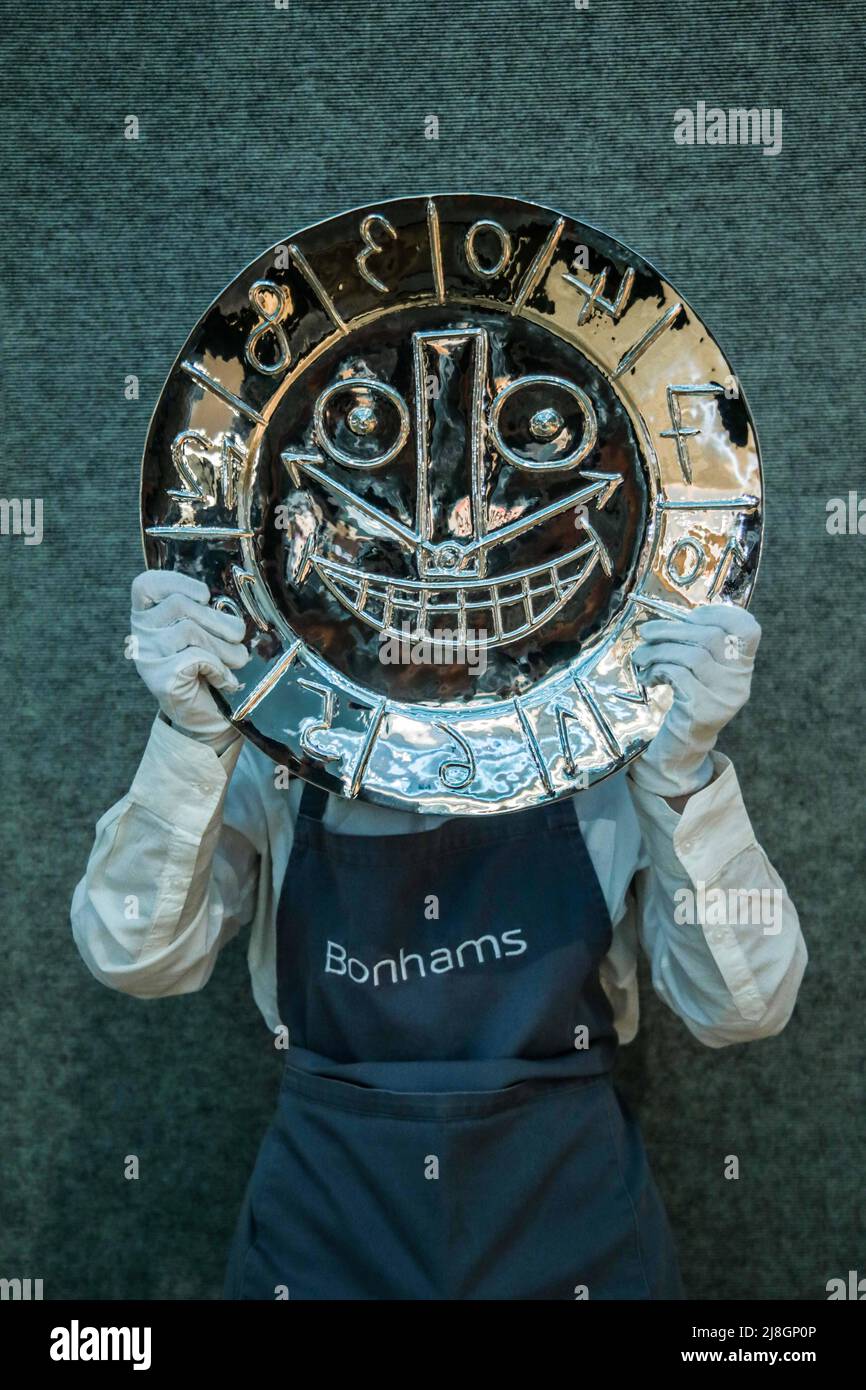 Londra UK Lunedì 16 Maggio 2022 Leading the sale Visage en forme d'Horloge, Est £30.000- 50.000 Picasso mania a Bonams, Londra Paul Quezada-Neiman/Alamy Live News Foto Stock