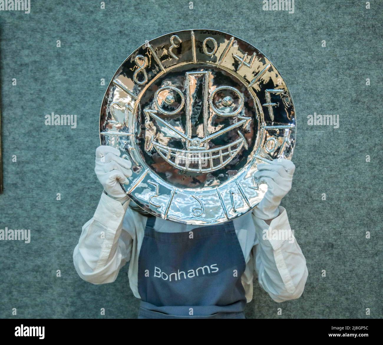 Londra UK Lunedì 16 Maggio 2022 Leading the sale Visage en forme d'Horloge, Est £30.000- 50.000 Picasso mania a Bonams, Londra Paul Quezada-Neiman/Alamy Live News Foto Stock