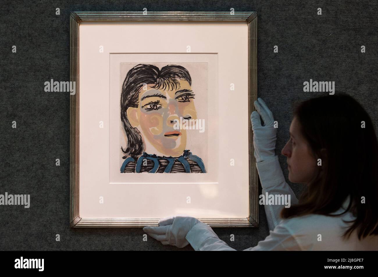 Londra, Regno Unito. 16 maggio 2022. Un tecnico presenta “Tête de femme n. 2. Ritratto di Dora Maar”, 1939, di Pablo Picasso (Est. £25.000 - £35.000) in anteprima della vendita Bonhams Picassomania presso le gallerie di Bonham New Bond Street. Le opere di Pablo Picasso dalle stampe alla ceramica, le opere su carta alle fotografie saranno messe all'asta il 18 maggio 2022. Credit: Stephen Chung / Alamy Live News Foto Stock