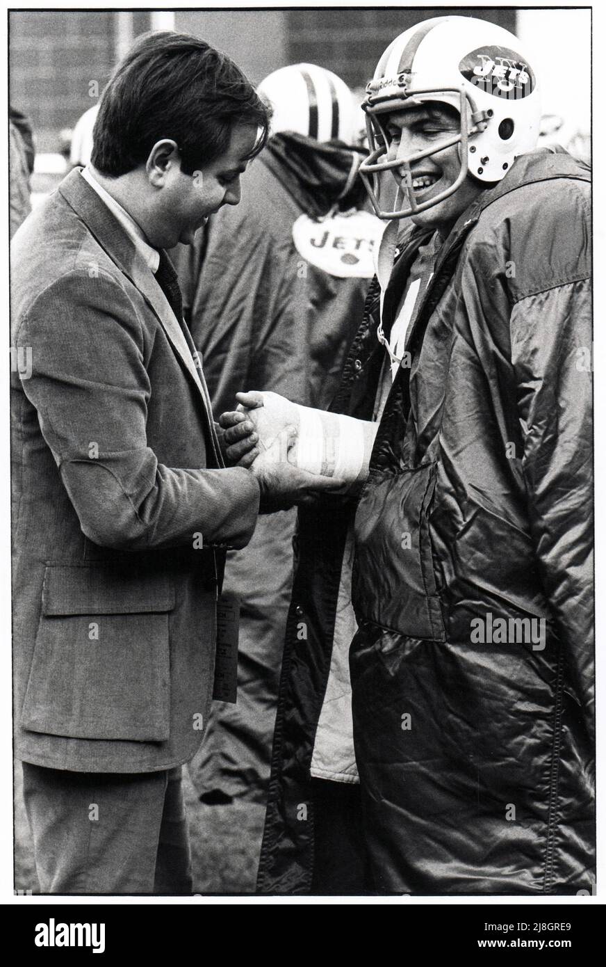 L'ortopedista dei New York Jets, il dottor Robert Grossman, controlla il polso del running back Lou Giammona ai margini di una partita del 1976 allo Shea Stadium di New York City. Grossman faceva parte dello staff dell'Institute of Sports Medicine and Athletic Trauma, Foto Stock