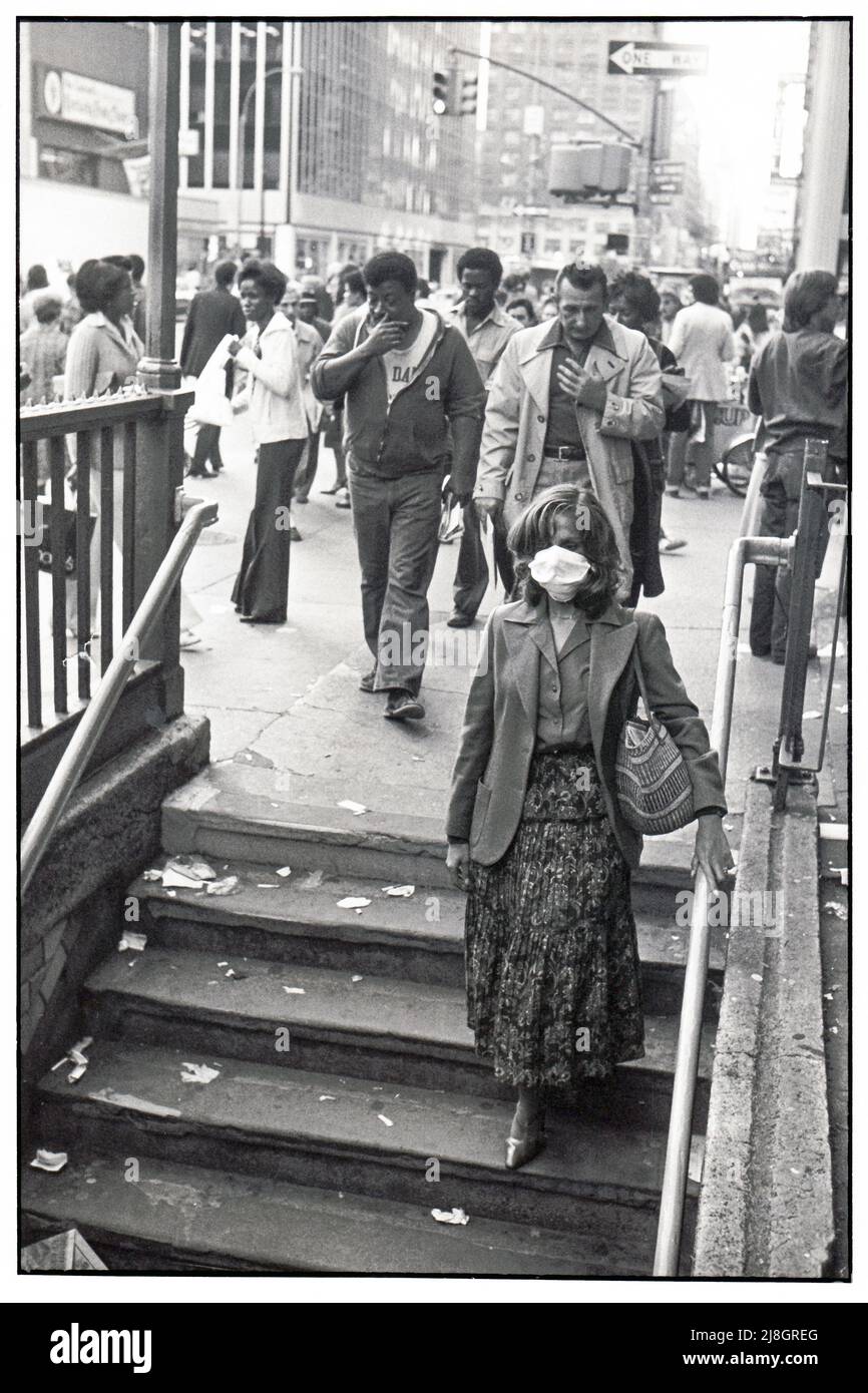 Una foto del 1977 di una donna che indossa un marchio chirurgico durante lo scoppio della malattia di Legionnaires a New York City Foto Stock