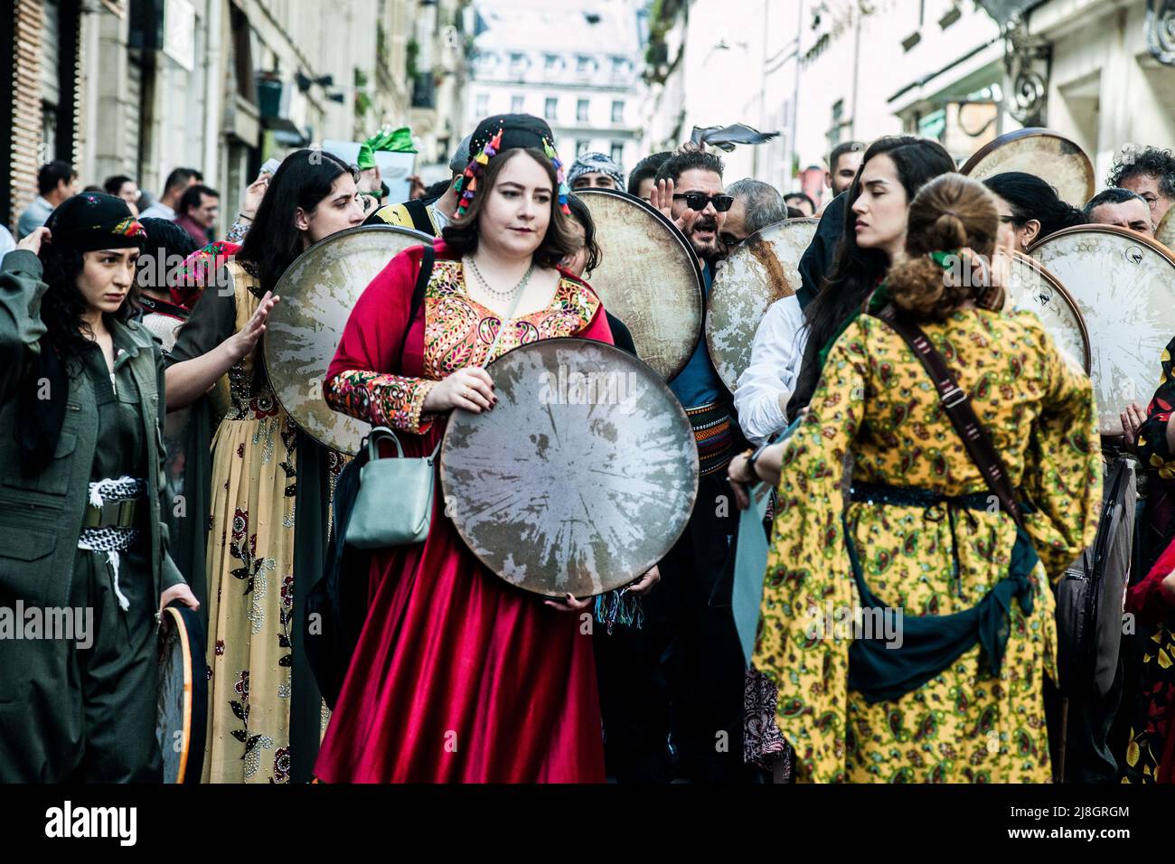 La prima edizione del Festival culturale curdo di Parigi, Francia, il 14 maggio 2022. Musicisti e ballerini curdi, per la prima giornata del festival culturale curdo.Festival sarà il 14-28 maggio, per mostrare la cultura del Kurdistan, la terra che ha visto le prime civiltà e la nascita dell'agricoltura, attraverso la sua musica, canti, danze, cucina, cinema e teatro. Foto di Pierrick Villette/ABACAPRESS.COM Foto Stock