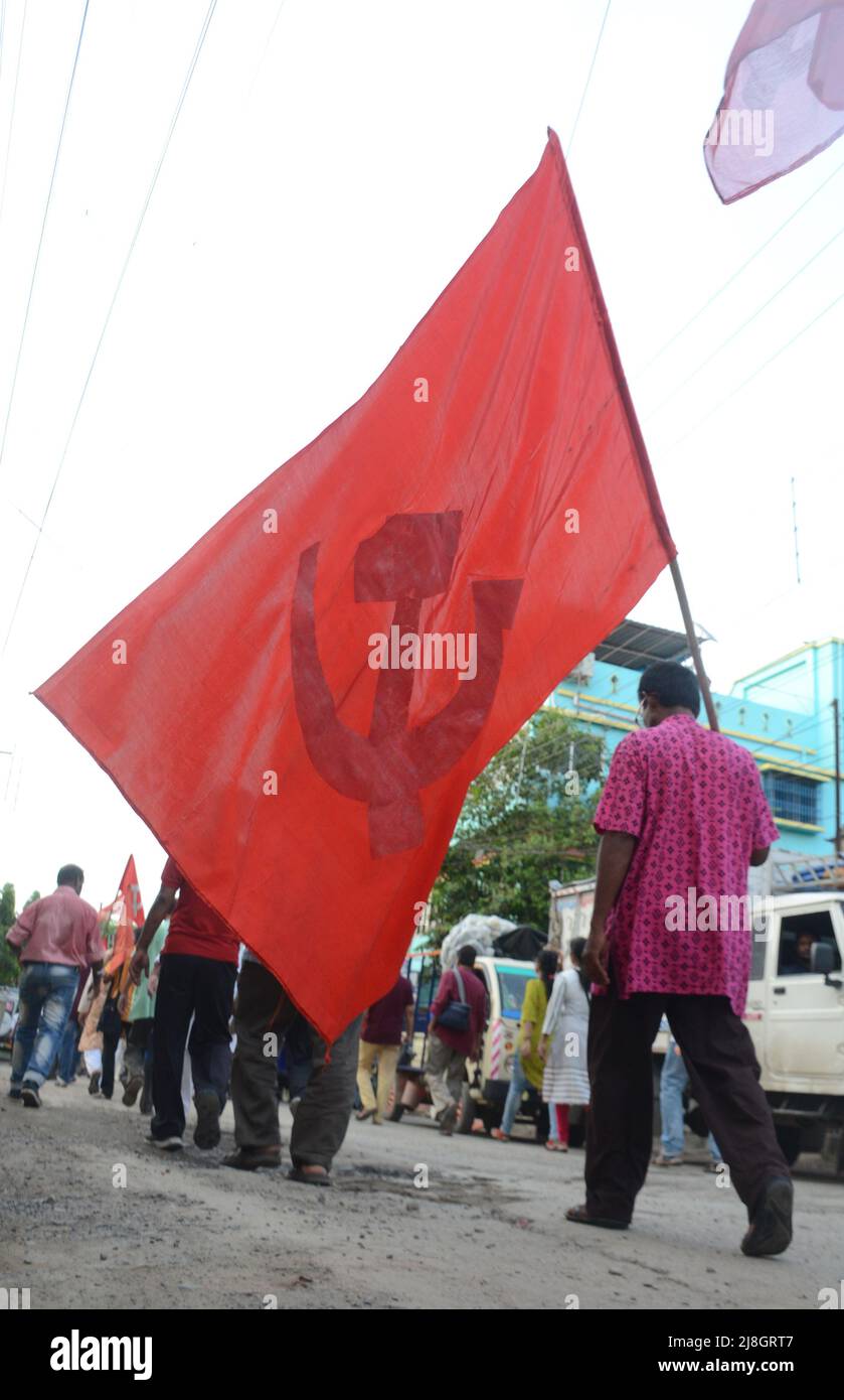 Kolkata, India. 15th maggio 2022. I membri del Partito Comunista dell'India (marxista) hanno organizzato una manifestazione in più sedi nel sud 24 Pargana nel Bengala occidentale contro l'aumento dei prezzi di benzina, diesel, gas da cucina, prodotti alimentari e varie presenza di problema di CPI[M] il leader del burro di polite Suryakanta Mishra e il membro centrale del comitato Sujan Chakroborty. (Foto di Avik Purkait/Pacific Press) Credit: Pacific Press Media Production Corp./Alamy Live News Foto Stock