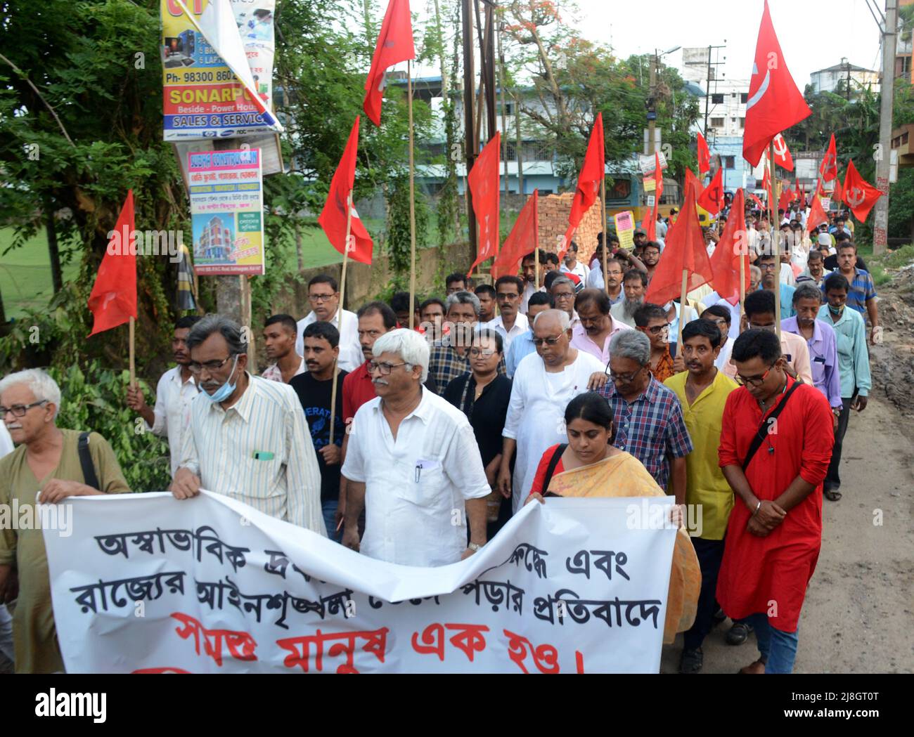 Kolkata, India. 15th maggio 2022. I membri del Partito Comunista dell'India (marxista) hanno organizzato una manifestazione in più sedi nel sud 24 Pargana nel Bengala occidentale contro l'aumento dei prezzi di benzina, diesel, gas da cucina, prodotti alimentari e varie presenza di problema di CPI[M] il leader del burro di polite Suryakanta Mishra e il membro centrale del comitato Sujan Chakroborty. (Foto di Avik Purkait/Pacific Press) Credit: Pacific Press Media Production Corp./Alamy Live News Foto Stock