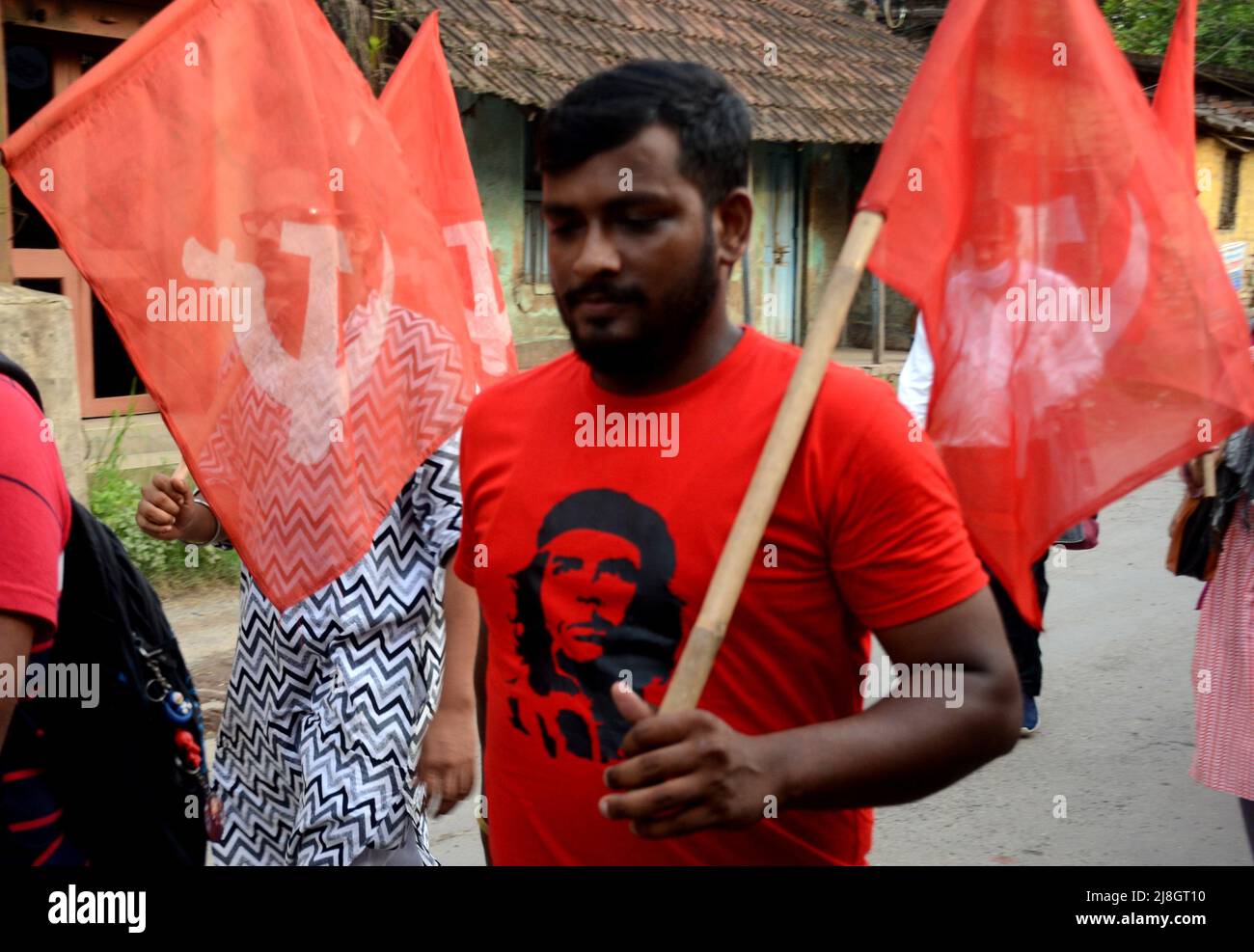 Kolkata, India. 15th maggio 2022. I membri del Partito Comunista dell'India (marxista) hanno organizzato una manifestazione in più sedi nel sud 24 Pargana nel Bengala occidentale contro l'aumento dei prezzi di benzina, diesel, gas da cucina, prodotti alimentari e varie presenza di problema di CPI[M] il leader del burro di polite Suryakanta Mishra e il membro centrale del comitato Sujan Chakroborty. (Foto di Avik Purkait/Pacific Press) Credit: Pacific Press Media Production Corp./Alamy Live News Foto Stock