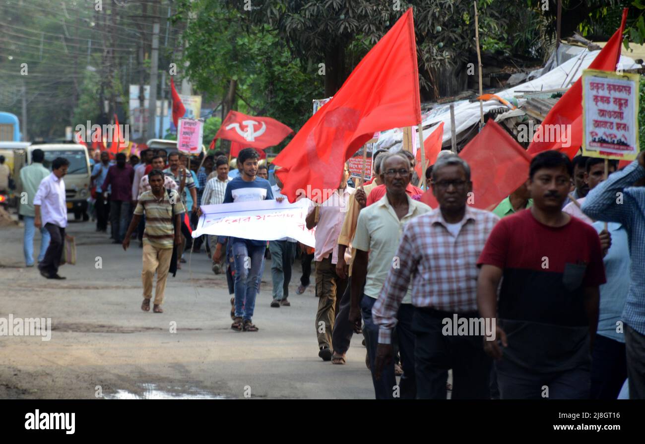 Kolkata, India. 15th maggio 2022. I membri del Partito Comunista dell'India (marxista) hanno organizzato una manifestazione in più sedi nel sud 24 Pargana nel Bengala occidentale contro l'aumento dei prezzi di benzina, diesel, gas da cucina, prodotti alimentari e varie presenza di problema di CPI[M] il leader del burro di polite Suryakanta Mishra e il membro centrale del comitato Sujan Chakroborty. (Foto di Avik Purkait/Pacific Press) Credit: Pacific Press Media Production Corp./Alamy Live News Foto Stock