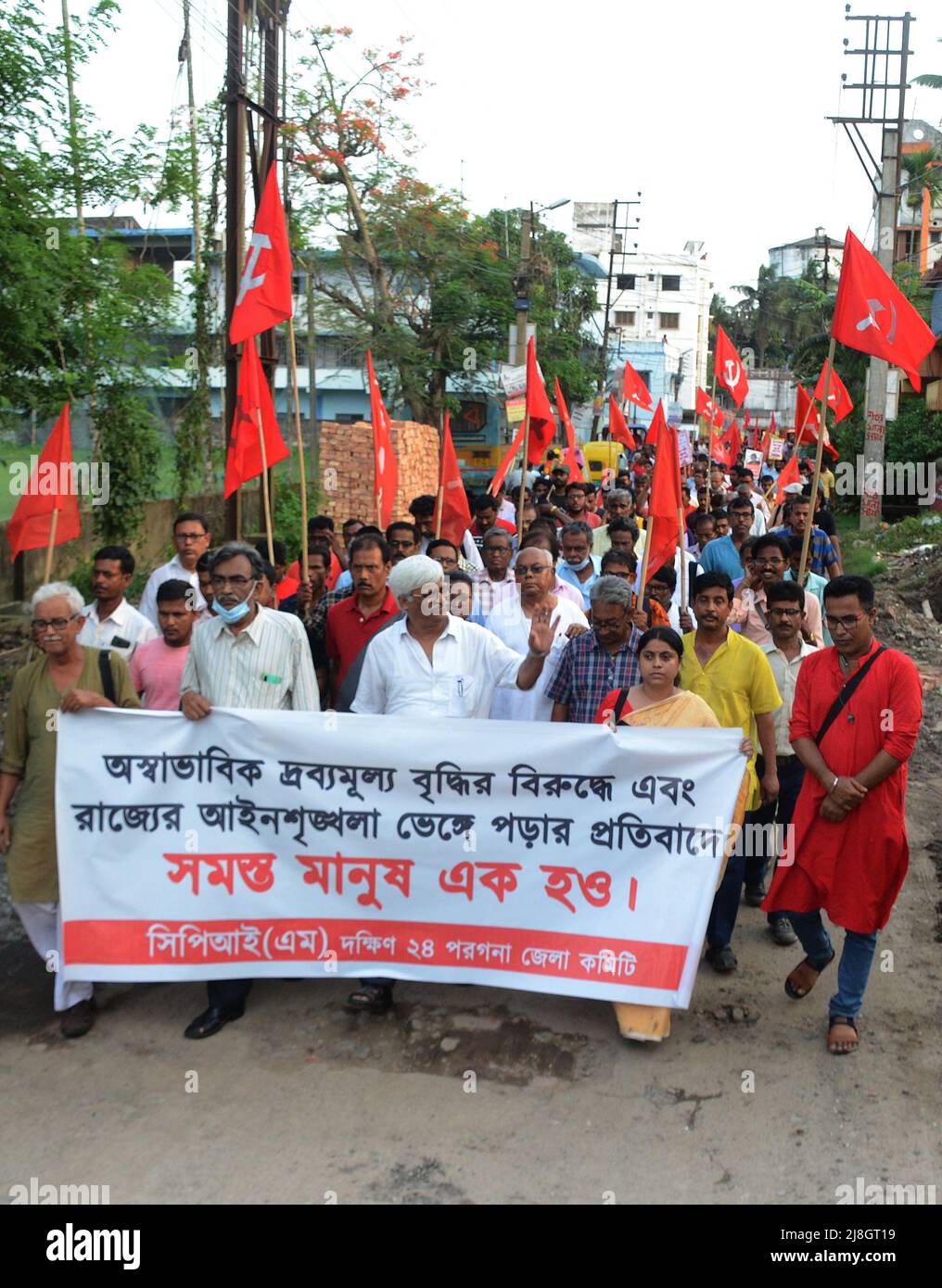 Kolkata, India. 15th maggio 2022. I membri del Partito Comunista dell'India (marxista) hanno organizzato una manifestazione in più sedi nel sud 24 Pargana nel Bengala occidentale contro l'aumento dei prezzi di benzina, diesel, gas da cucina, prodotti alimentari e varie presenza di problema di CPI[M] il leader del burro di polite Suryakanta Mishra e il membro centrale del comitato Sujan Chakroborty. (Foto di Avik Purkait/Pacific Press) Credit: Pacific Press Media Production Corp./Alamy Live News Foto Stock