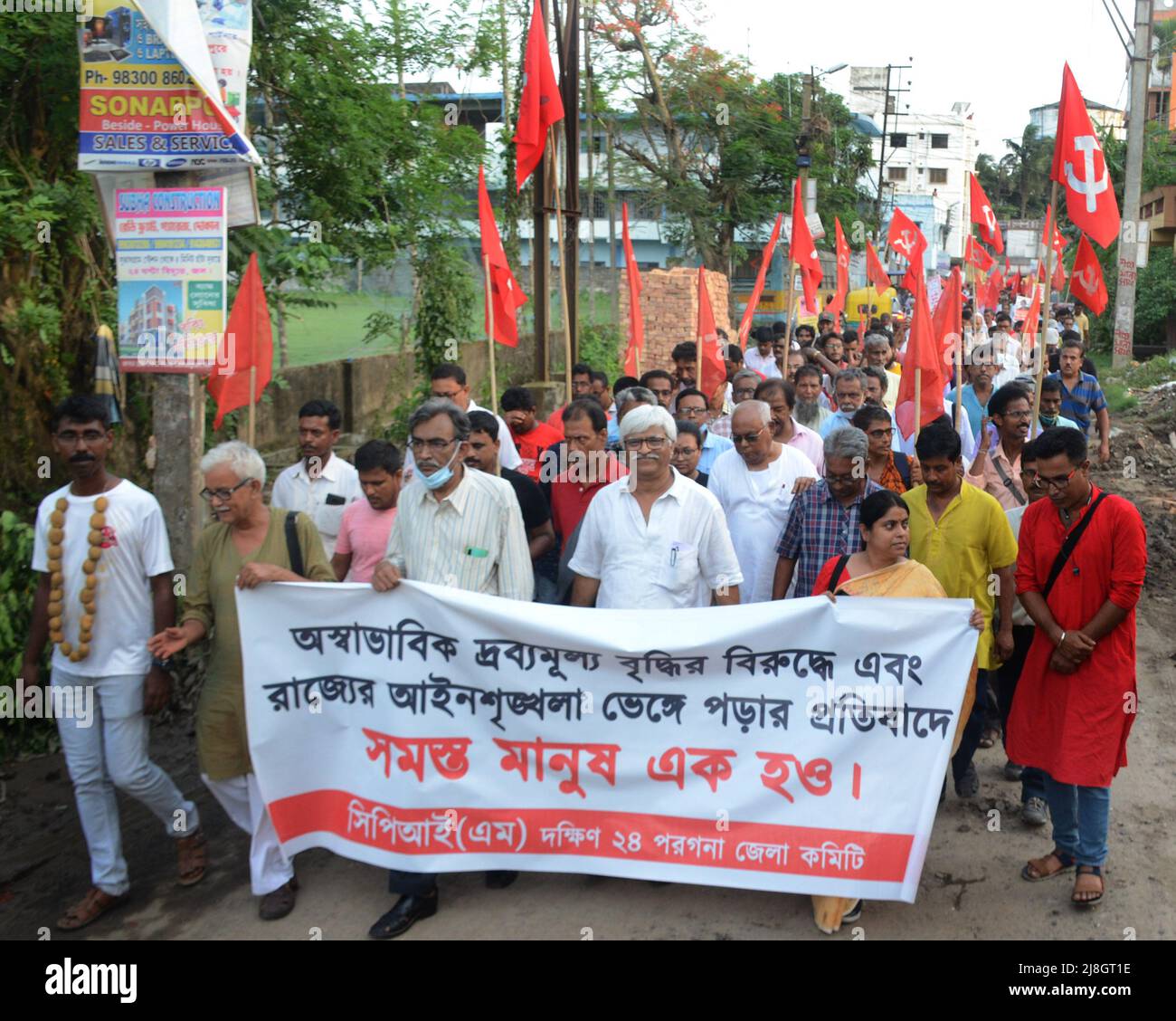 Kolkata, India. 15th maggio 2022. I membri del Partito Comunista dell'India (marxista) hanno organizzato una manifestazione in più sedi nel sud 24 Pargana nel Bengala occidentale contro l'aumento dei prezzi di benzina, diesel, gas da cucina, prodotti alimentari e varie presenza di problema di CPI[M] il leader del burro di polite Suryakanta Mishra e il membro centrale del comitato Sujan Chakroborty. (Foto di Avik Purkait/Pacific Press) Credit: Pacific Press Media Production Corp./Alamy Live News Foto Stock