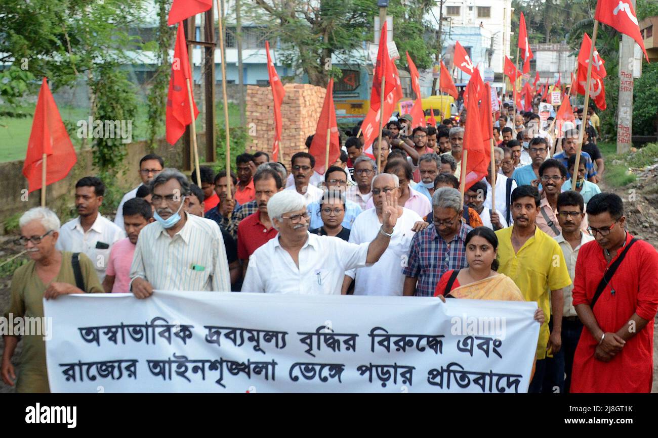 Kolkata, India. 15th maggio 2022. I membri del Partito Comunista dell'India (marxista) hanno organizzato una manifestazione in più sedi nel sud 24 Pargana nel Bengala occidentale contro l'aumento dei prezzi di benzina, diesel, gas da cucina, prodotti alimentari e varie presenza di problema di CPI[M] il leader del burro di polite Suryakanta Mishra e il membro centrale del comitato Sujan Chakroborty. (Foto di Avik Purkait/Pacific Press) Credit: Pacific Press Media Production Corp./Alamy Live News Foto Stock